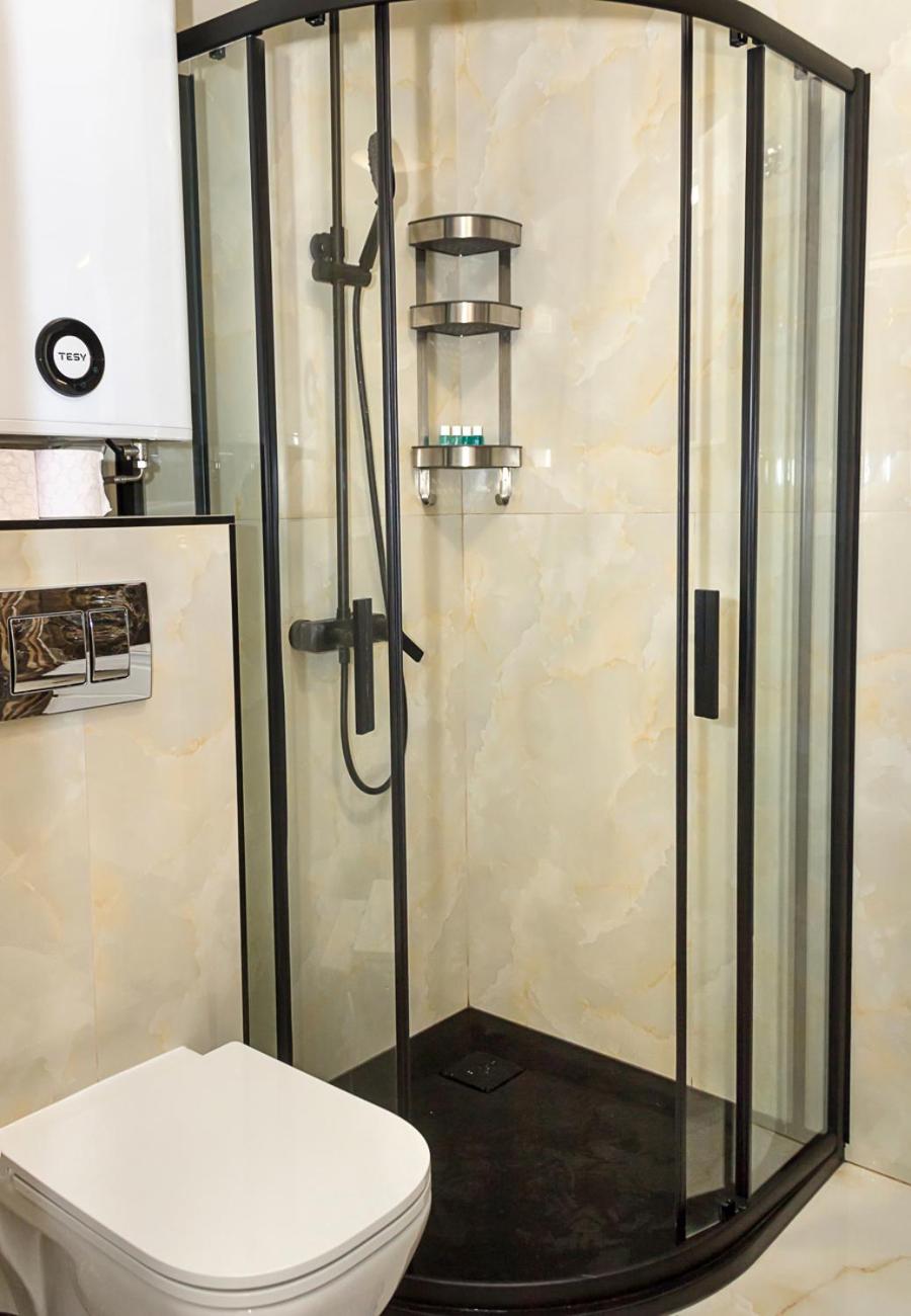New Black & White Flat 5 Min Away From Sea Garden