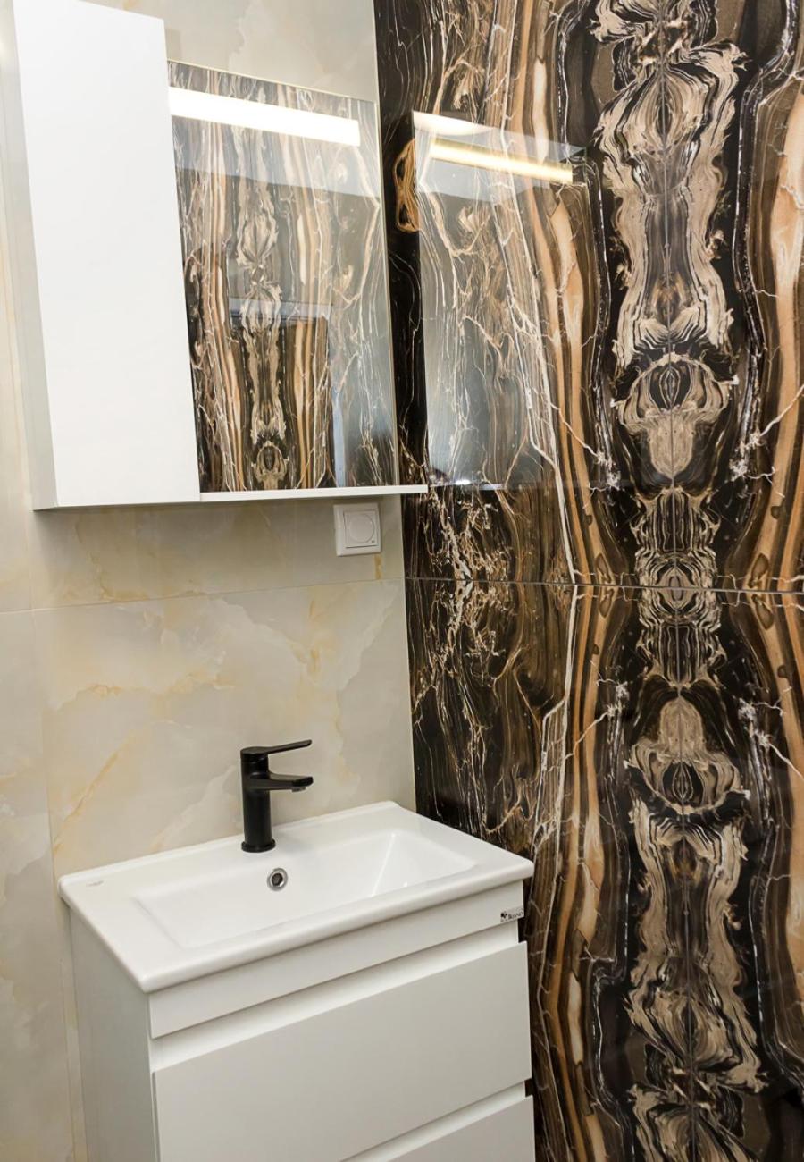 New Black & White Flat 5 Min Away From Sea Garden