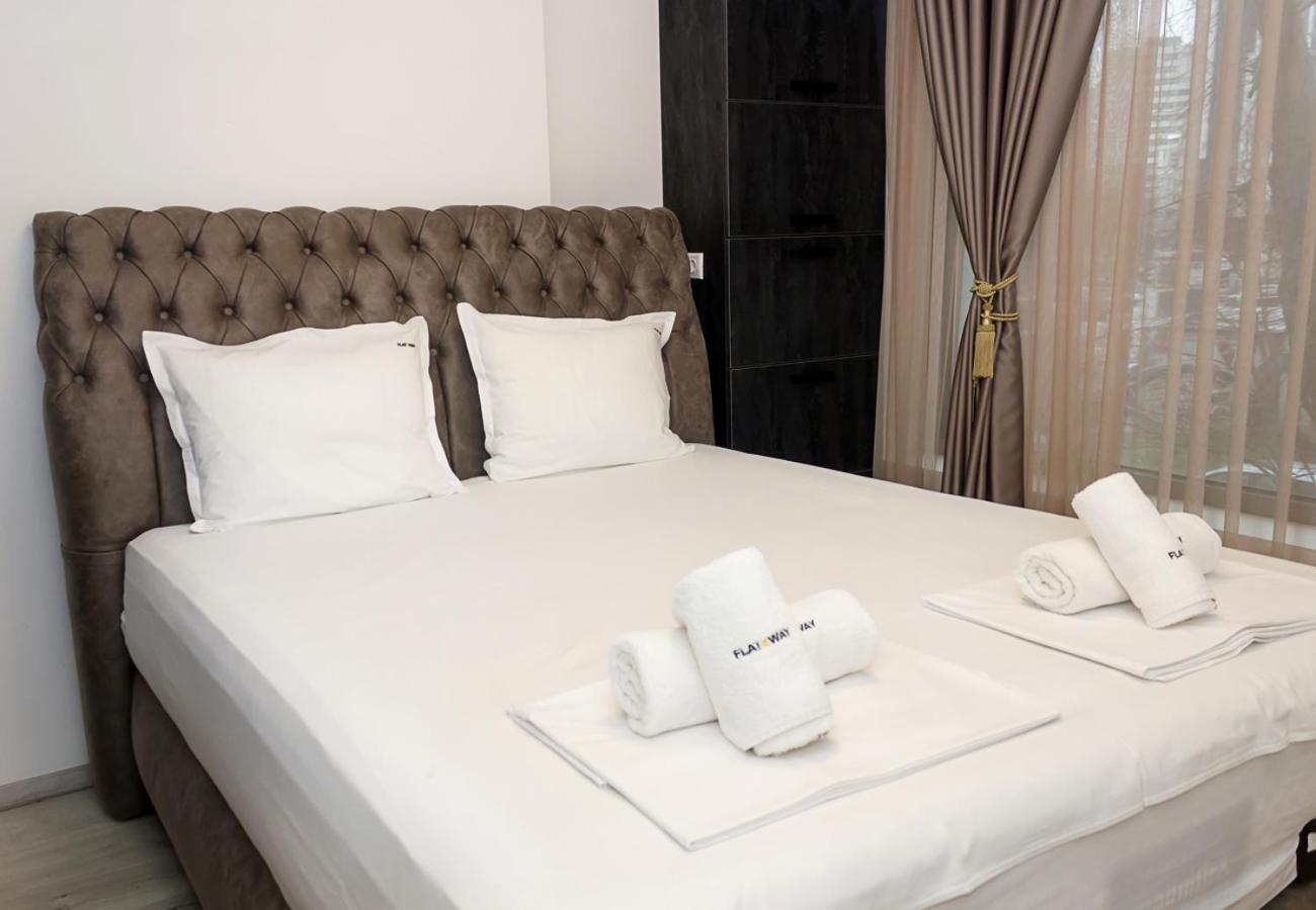 New Black & White Flat 5 Min Away From Sea Garden