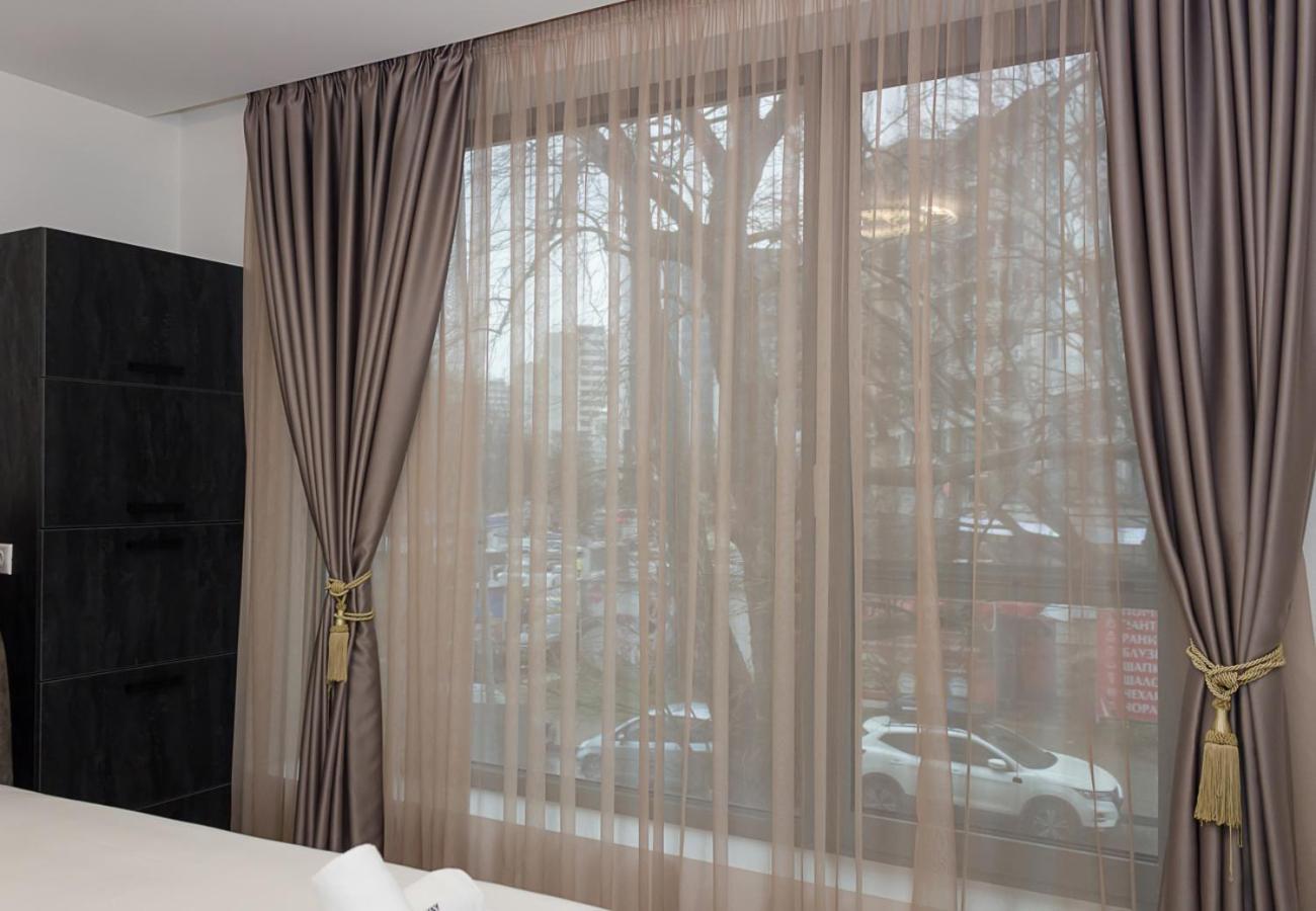New Black & White Flat 5 Min Away From Sea Garden
