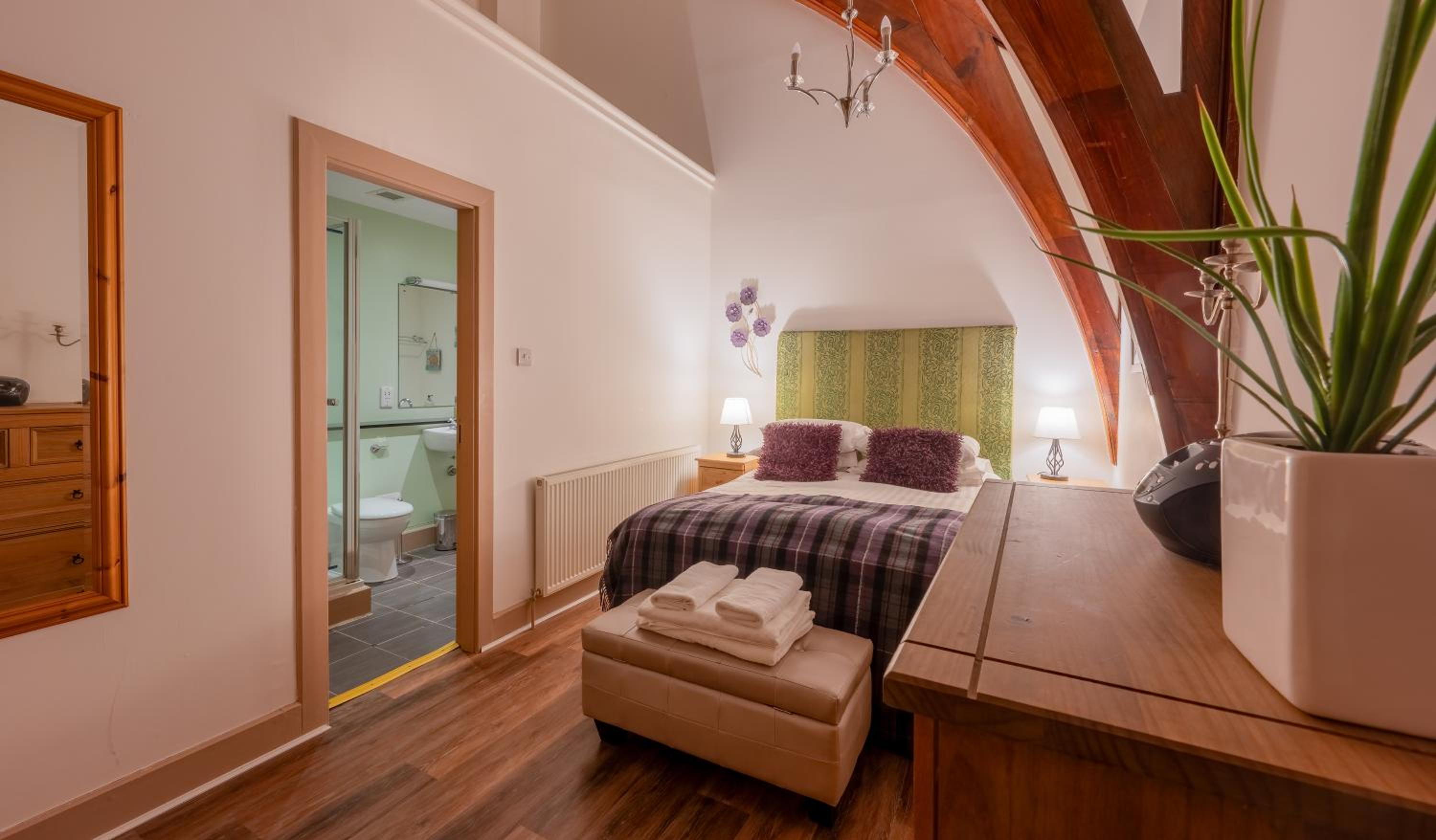 The Caledonian 3 Bedroom Self Catering Apartment in historic Abbey view 5