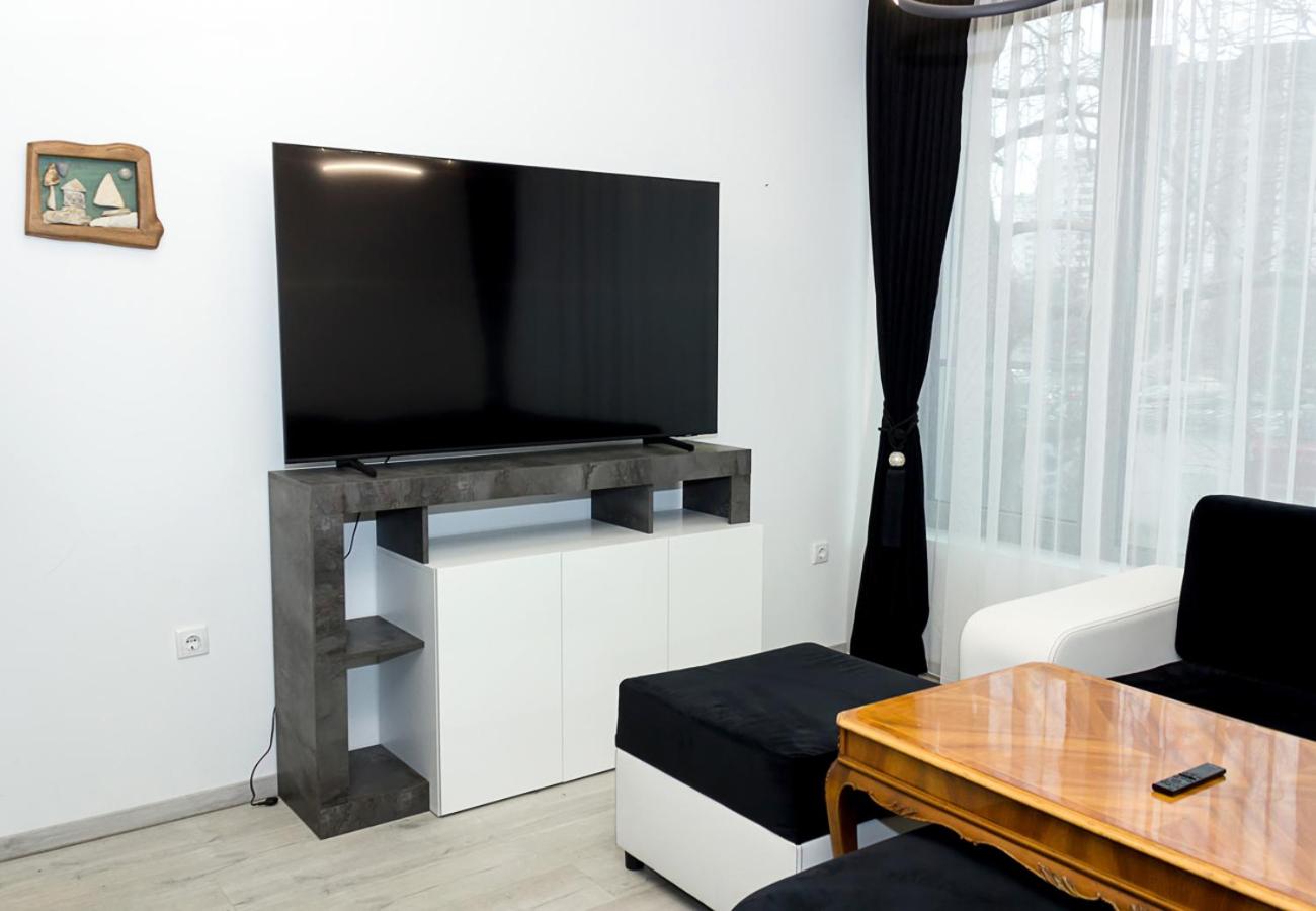 New Black & White Flat 5 Min Away From Sea Garden