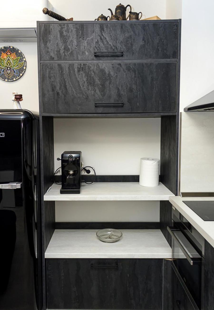 New Black & White Flat 5 Min Away From Sea Garden