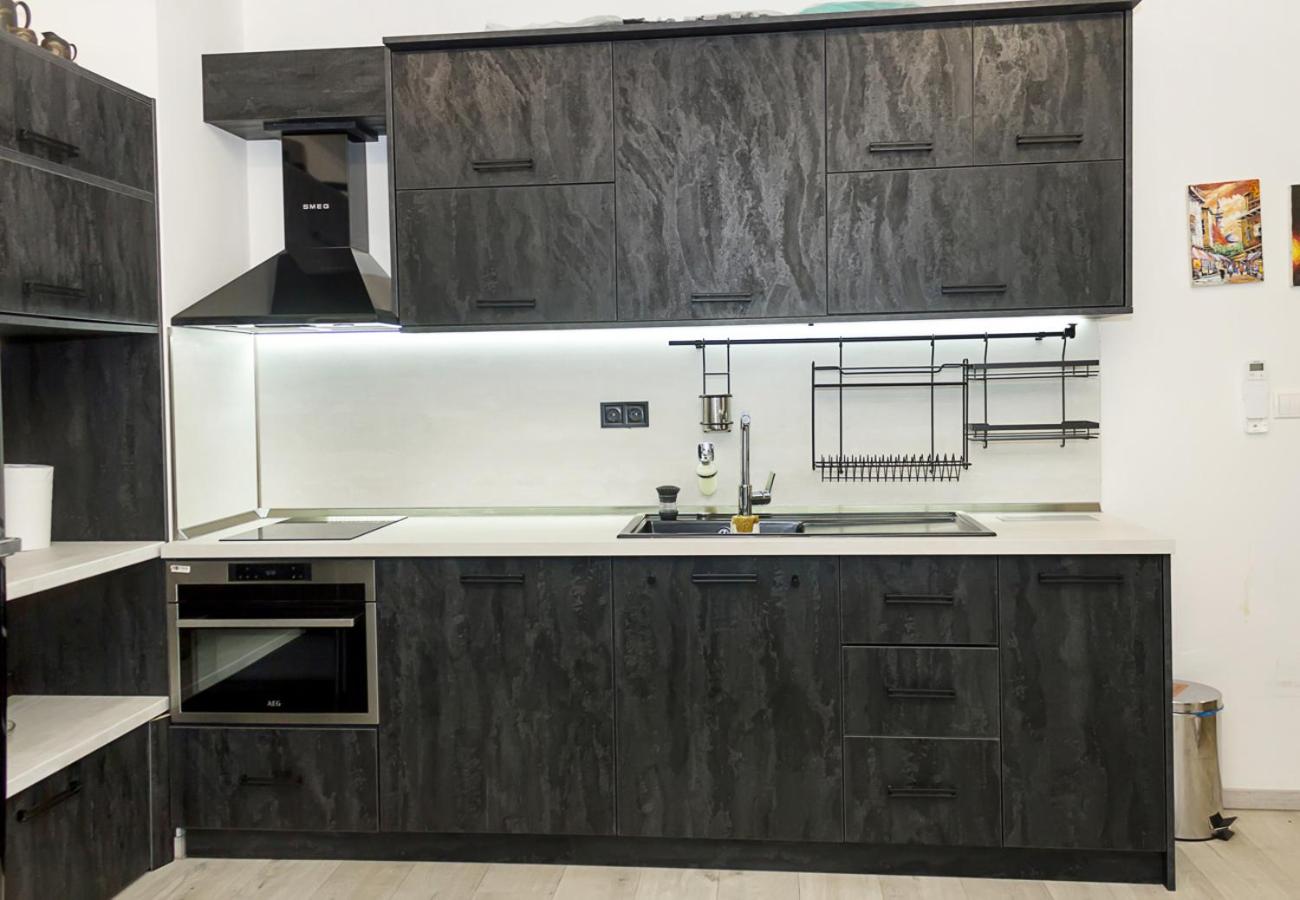 New Black & White Flat 5 Min Away From Sea Garden