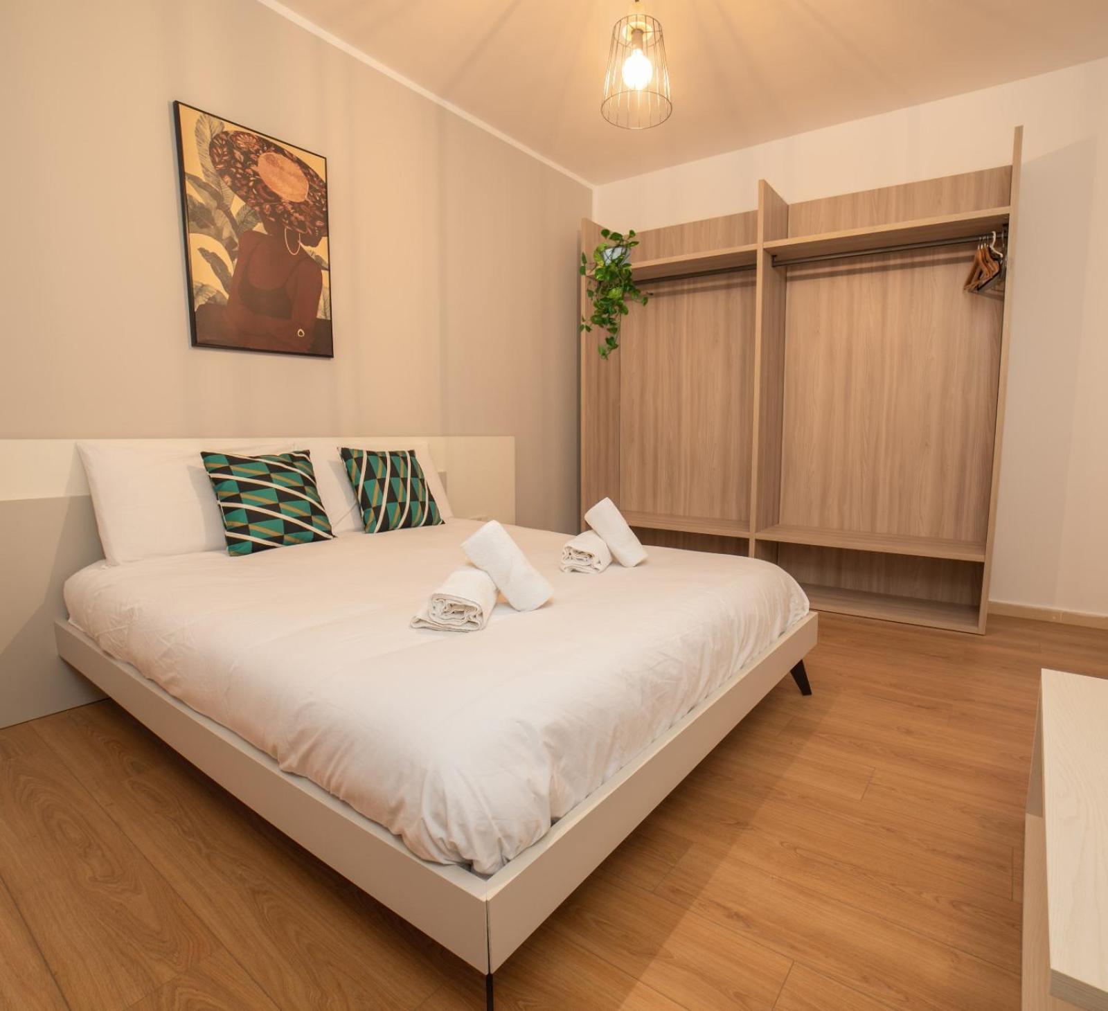 Tigne, Sliema Apartment - Central 3 bedrooms x families view 3