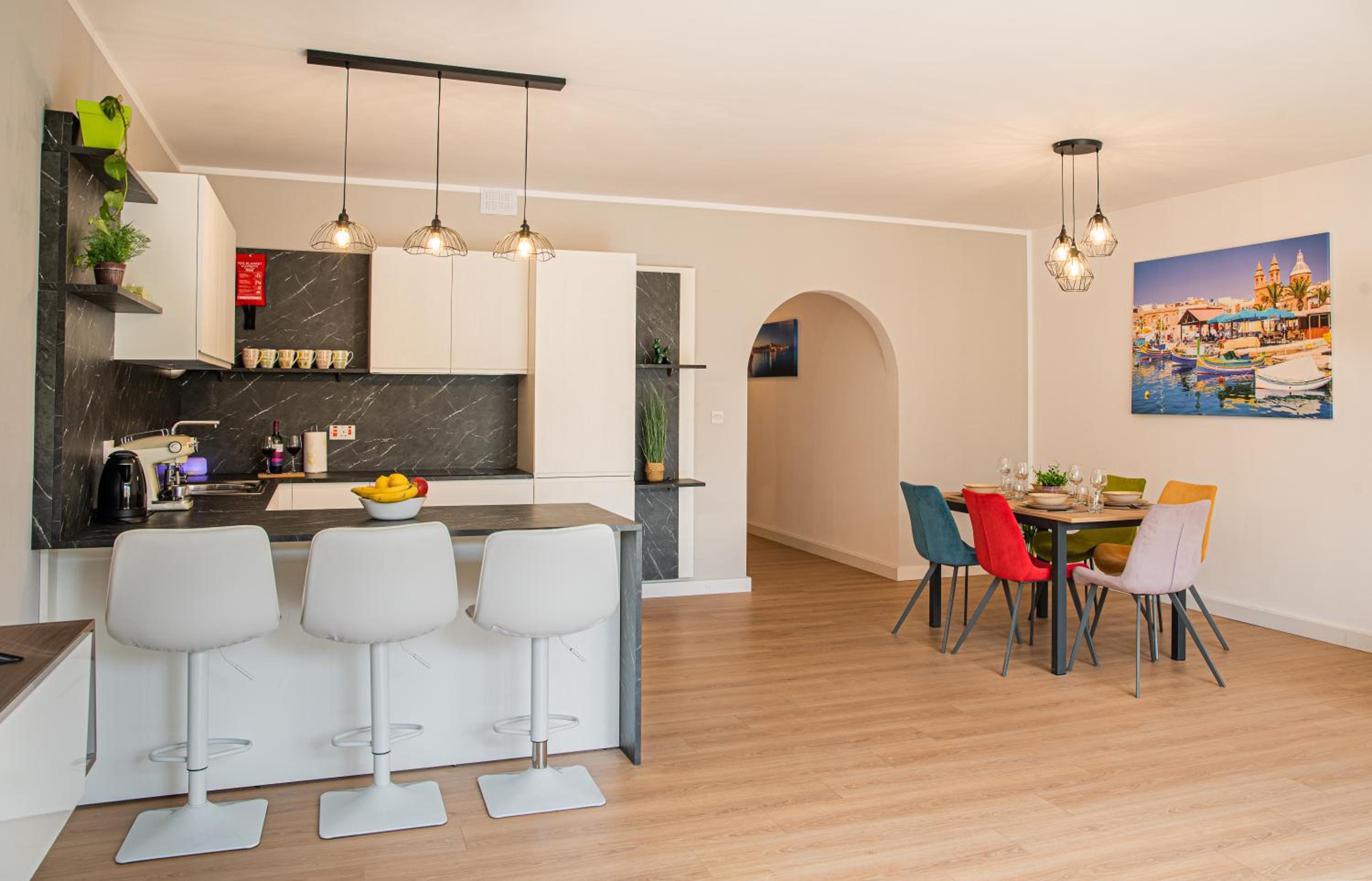 Tigne, Sliema Apartment - Central 3 bedrooms x families view 5