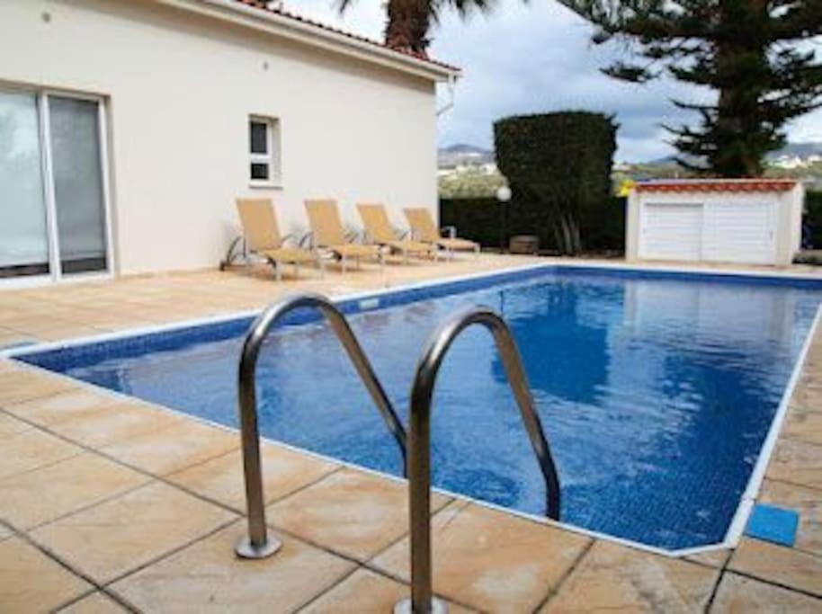 Beautiful villa five minutes from Coral Bay beach!