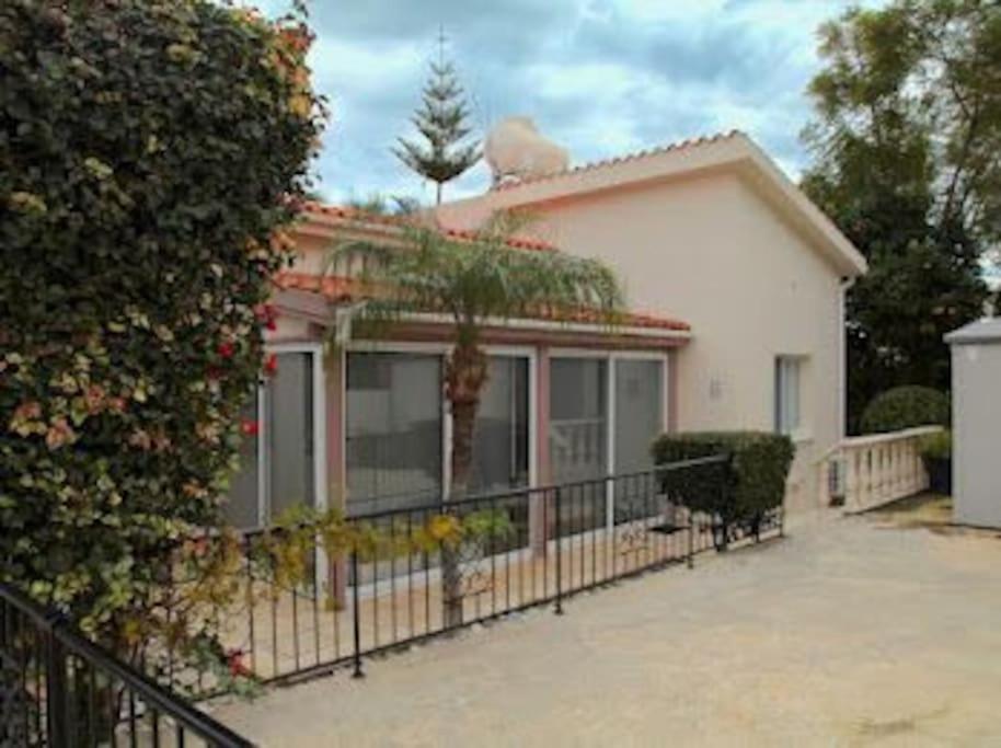 Beautiful villa five minutes from Coral Bay beach!