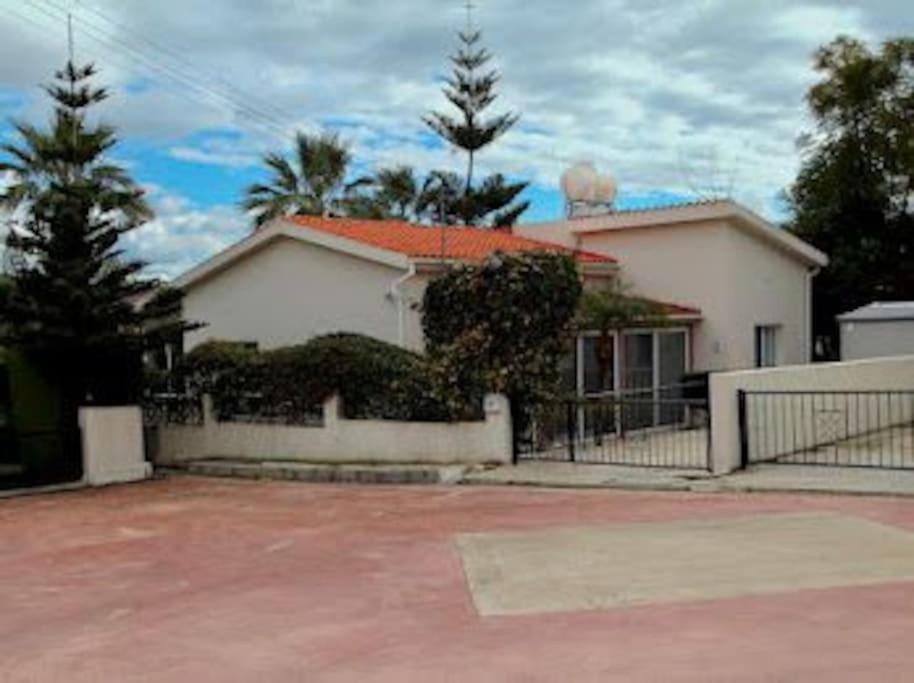Beautiful villa five minutes from Coral Bay beach!