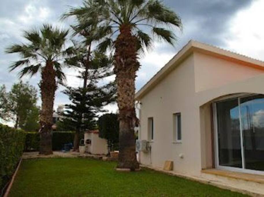 Beautiful villa five minutes from Coral Bay beach!