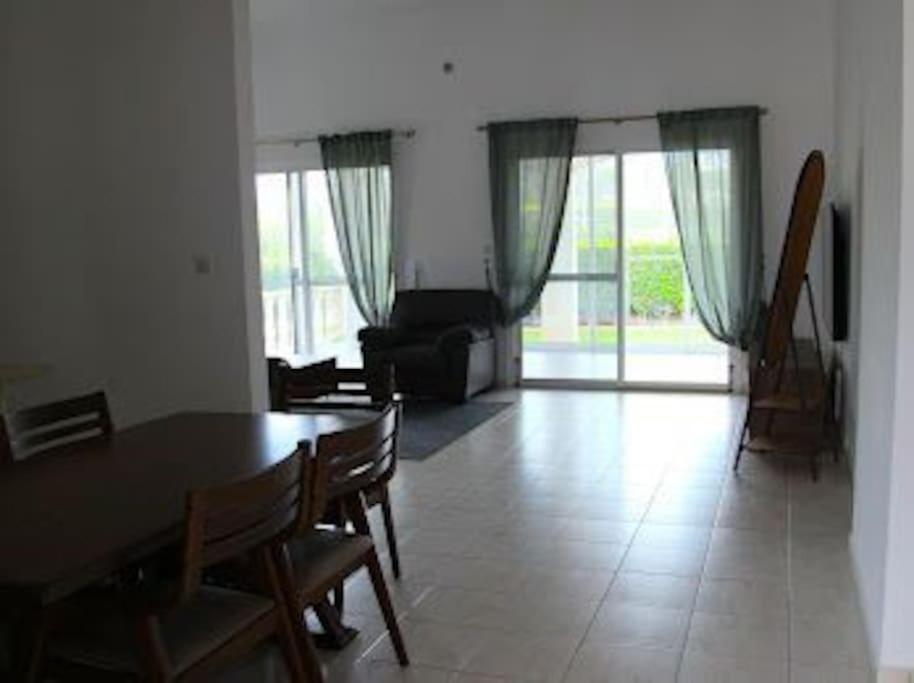 Beautiful villa five minutes from Coral Bay beach!