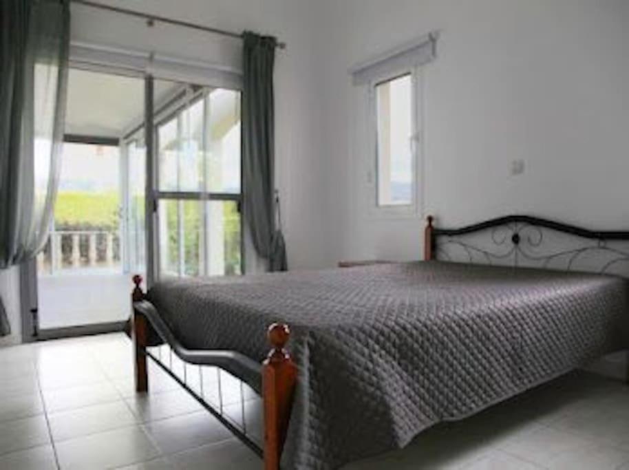 Beautiful villa five minutes from Coral Bay beach!
