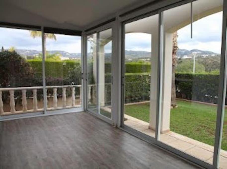 Beautiful villa five minutes from Coral Bay beach!