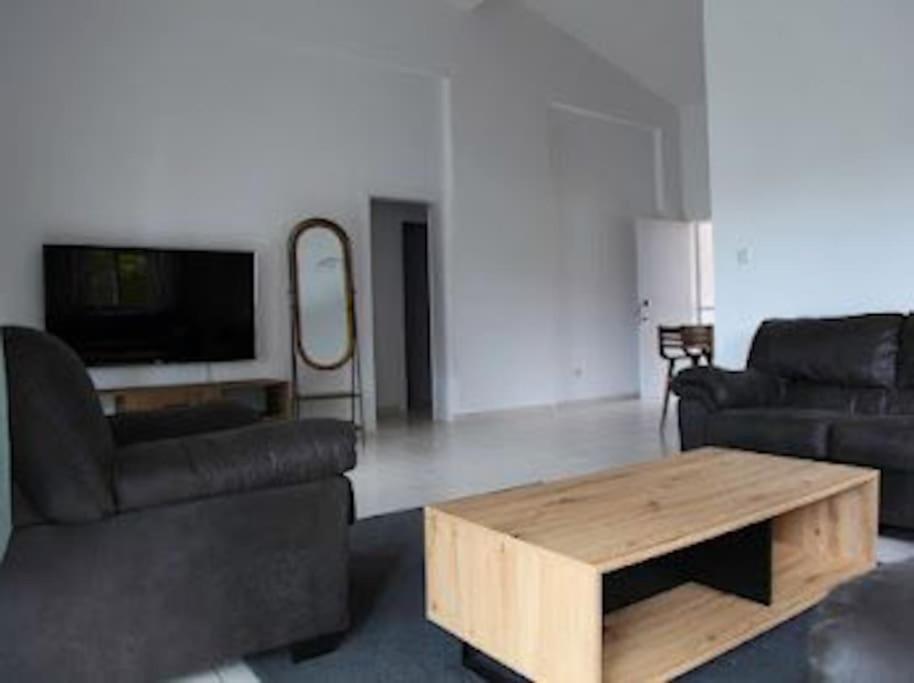 Beautiful villa five minutes from Coral Bay beach!
