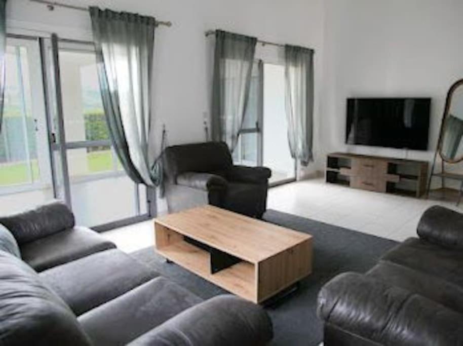 Beautiful villa five minutes from Coral Bay beach!