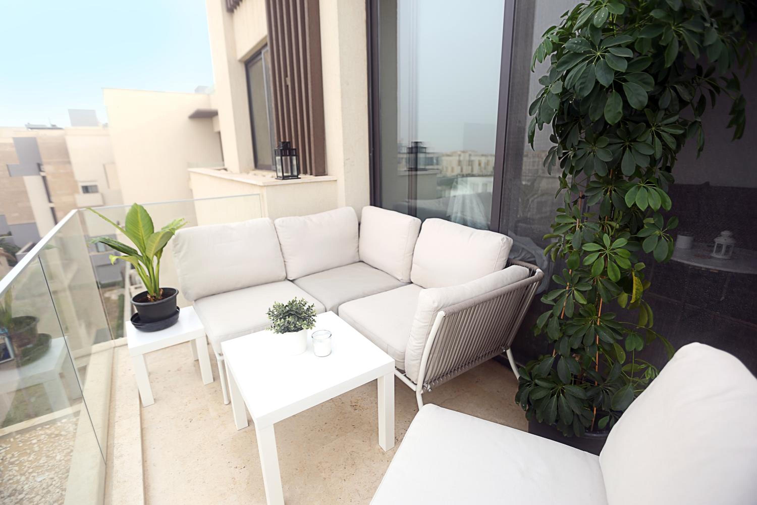 Luxurious Allegria Residence Apartment(Families Only)