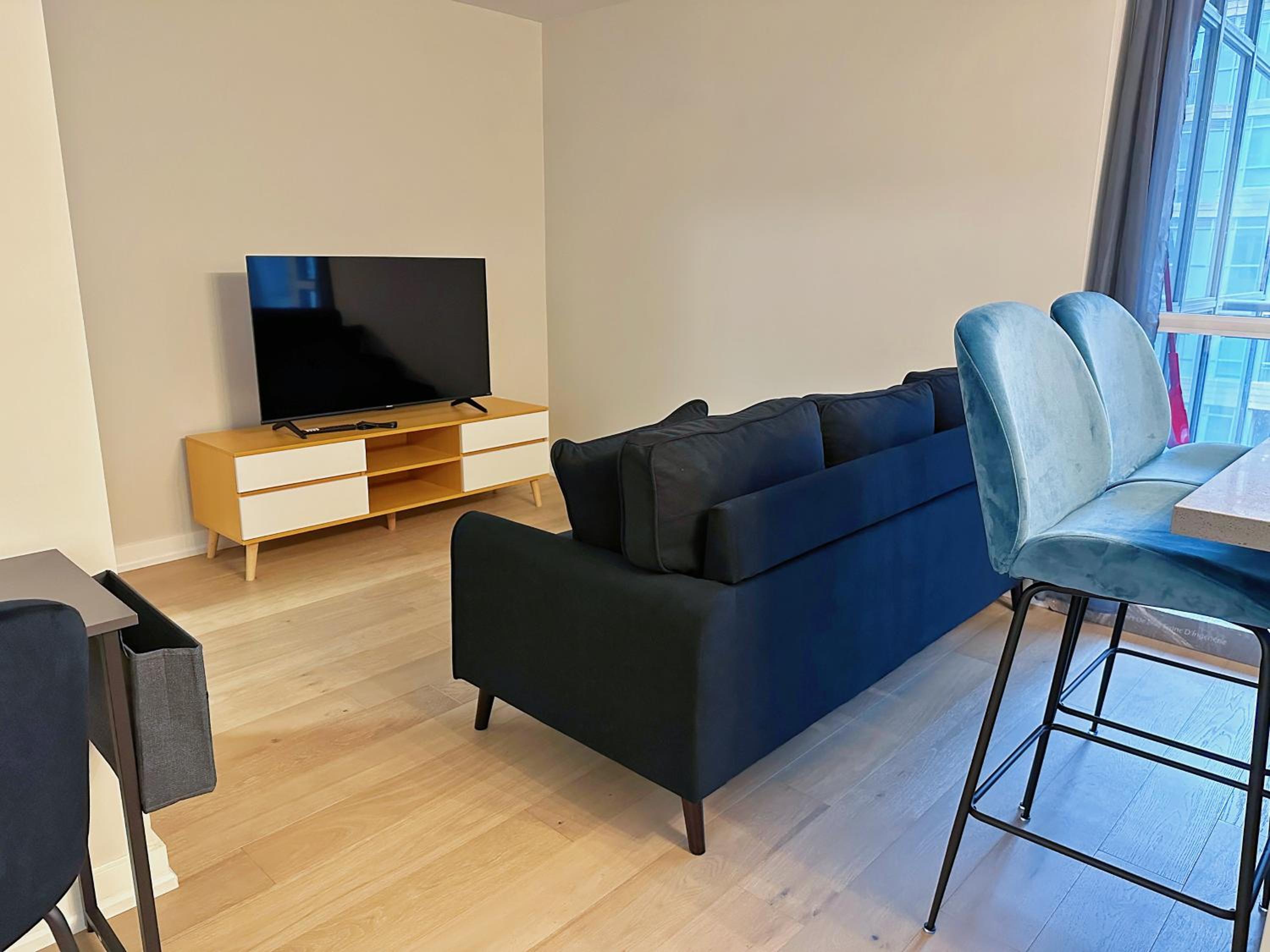 Downtown 2 bedroom Gem with Free Parking