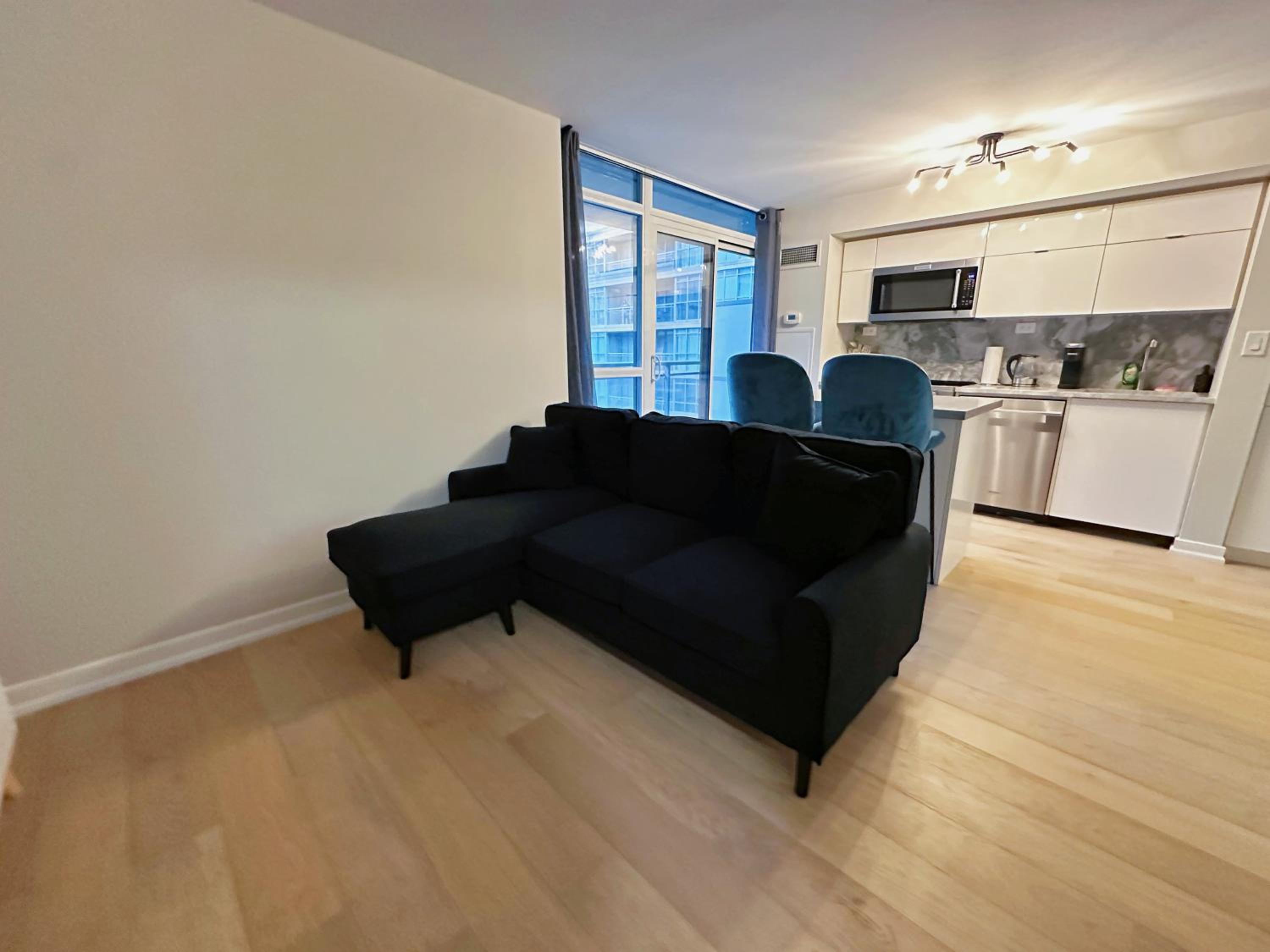 Downtown 2 bedroom Gem with Free Parking