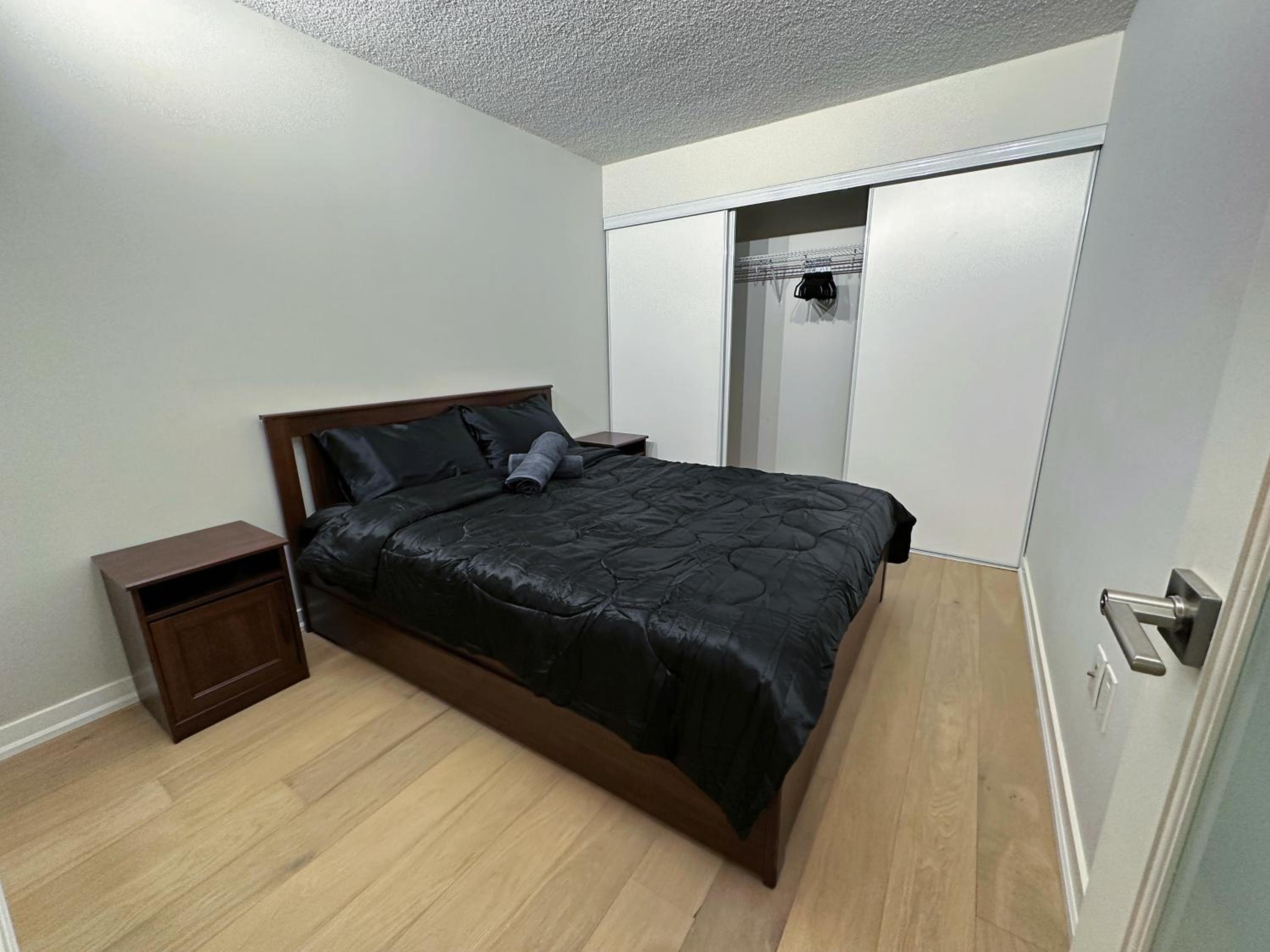 Downtown 2 bedroom Gem with Free Parking