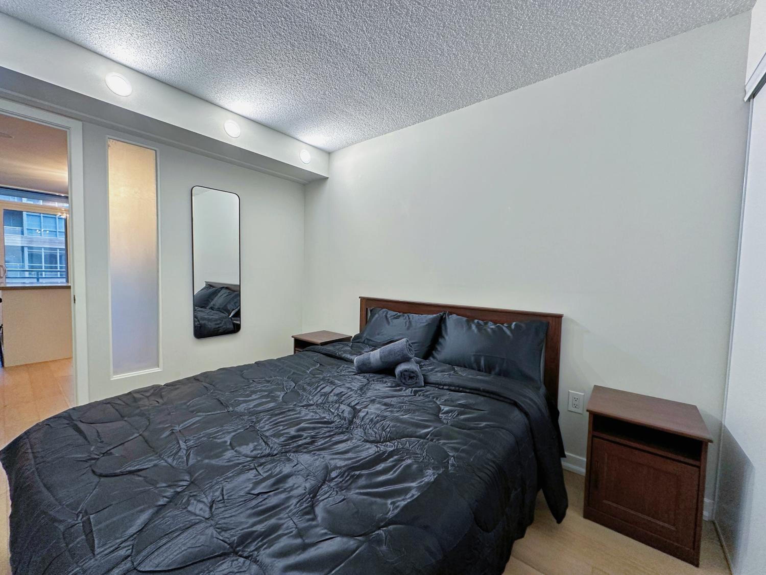Downtown 2 bedroom Gem with Free Parking