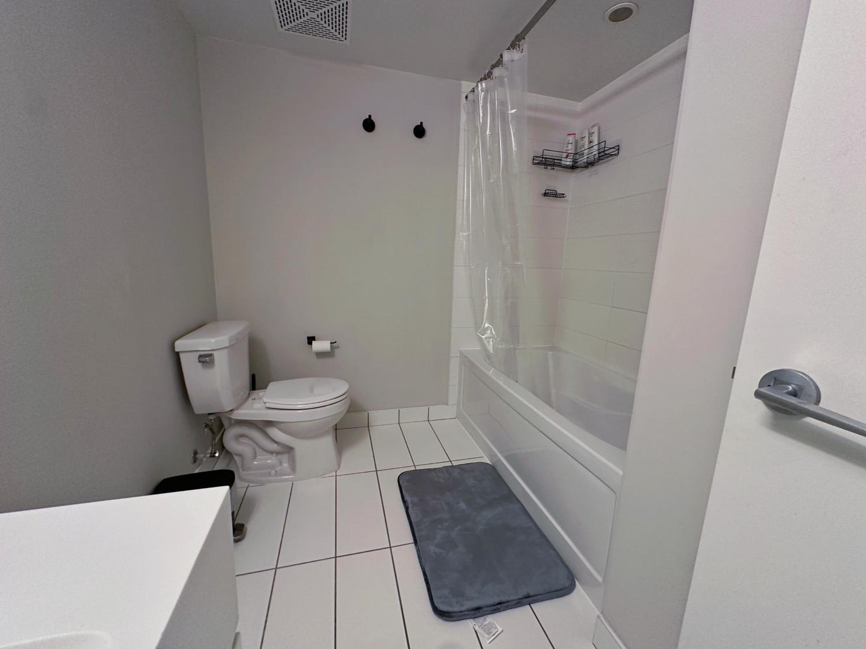 Downtown 2 bedroom Gem with Free Parking