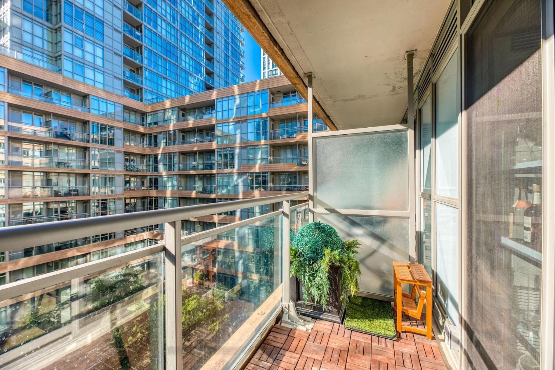 Downtown 2 bedroom Gem with Free Parking