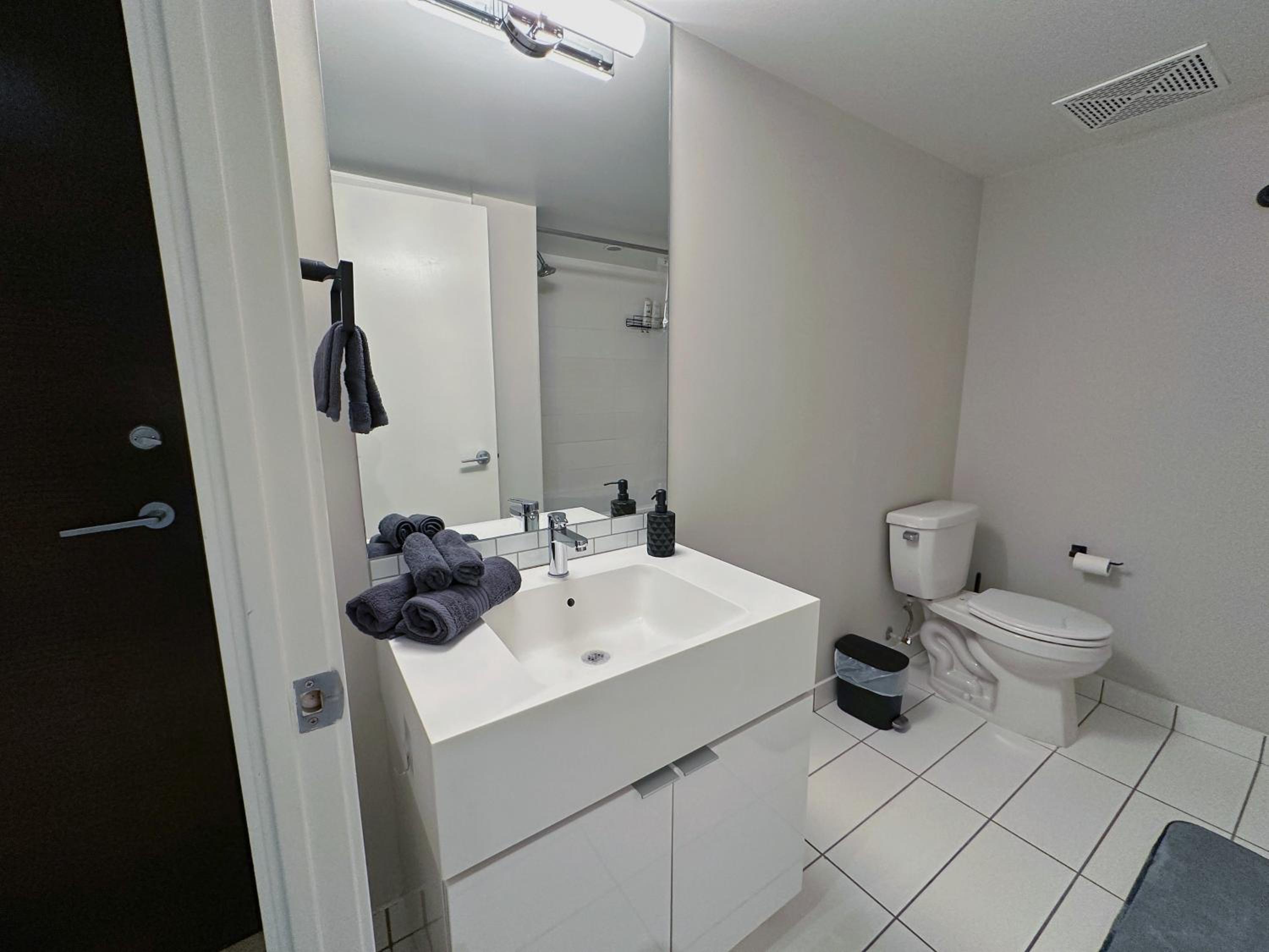 Downtown 2 bedroom Gem with Free Parking