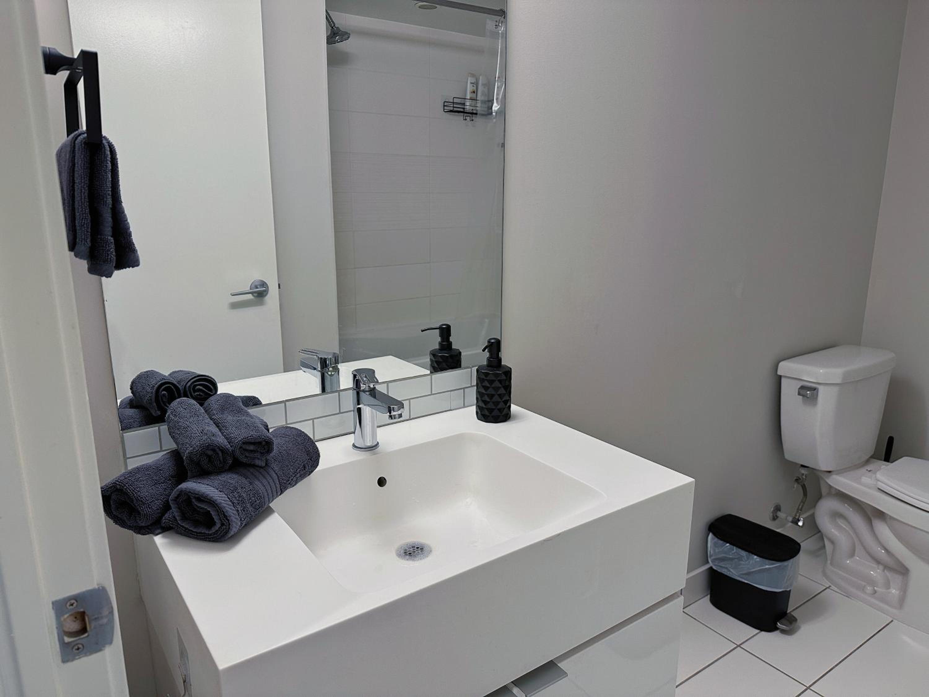 Downtown 2 bedroom Gem with Free Parking