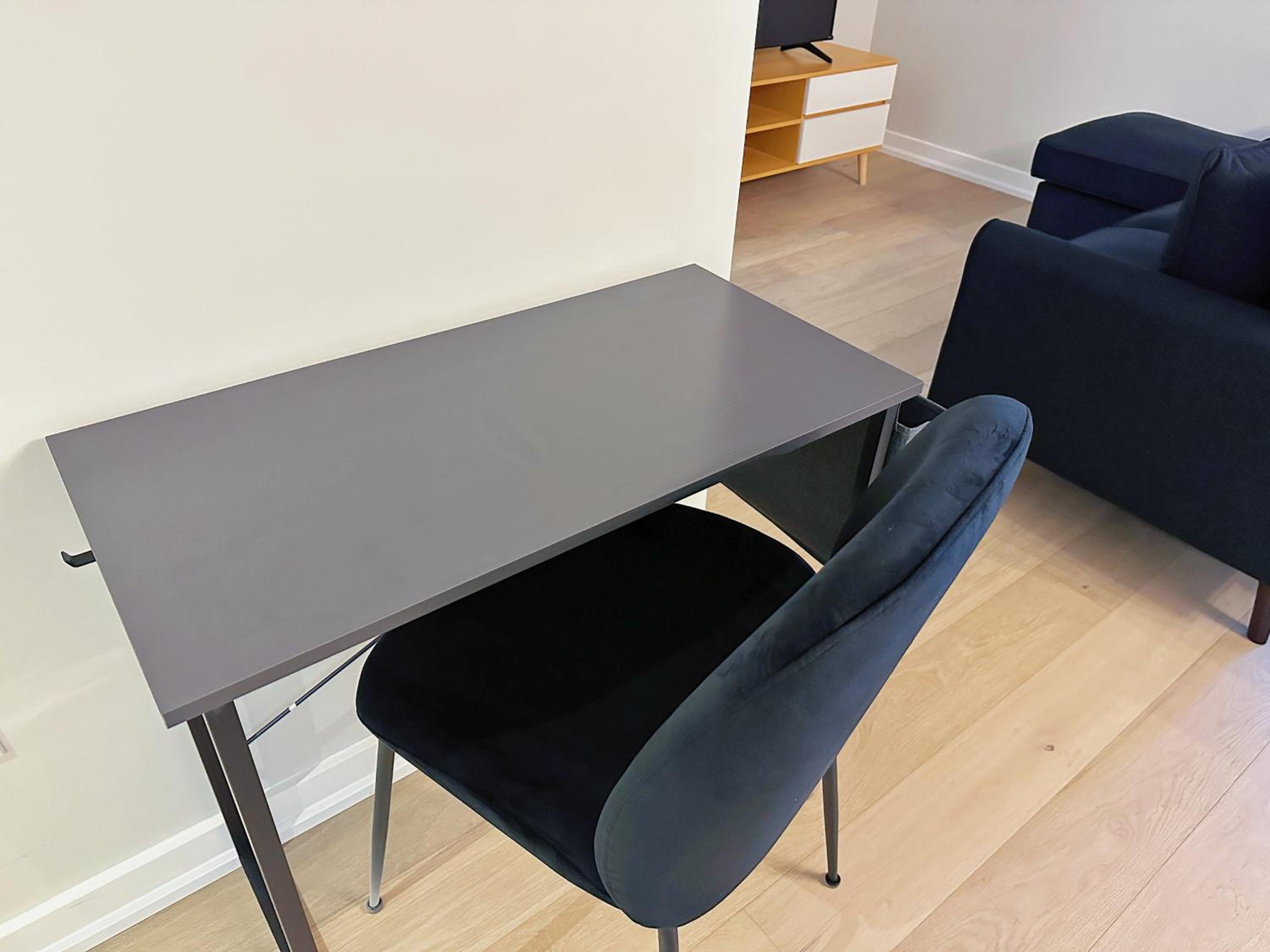 Downtown 2 bedroom Gem with Free Parking