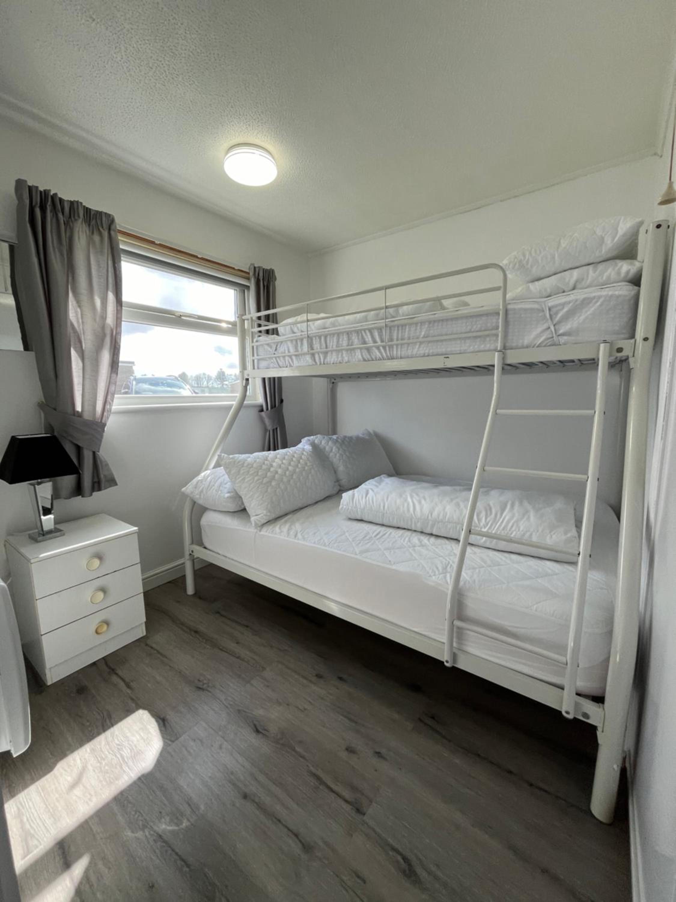 319, Two bed newly refurbished chalet on Sund0wner Holiday Park - Sleeps 5, pet friendly - Includes electricity, bed linen and towels - Entertainment optio view 5