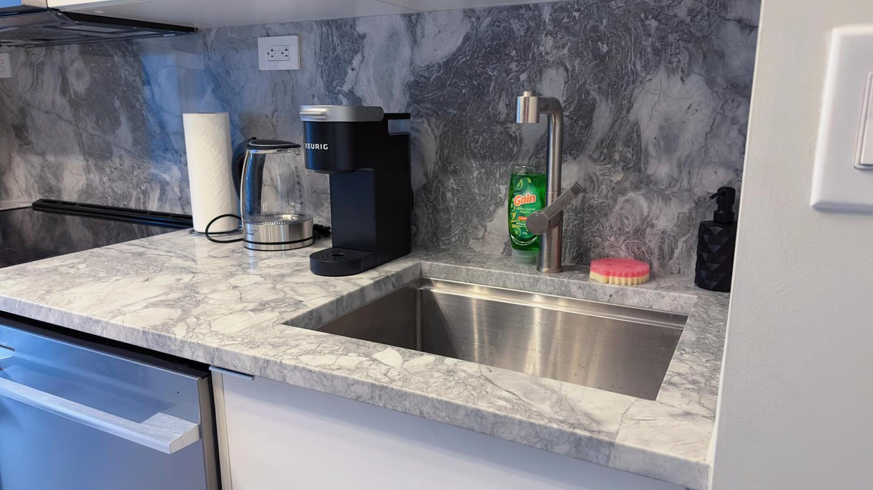Downtown 2 bedroom Gem with Free Parking