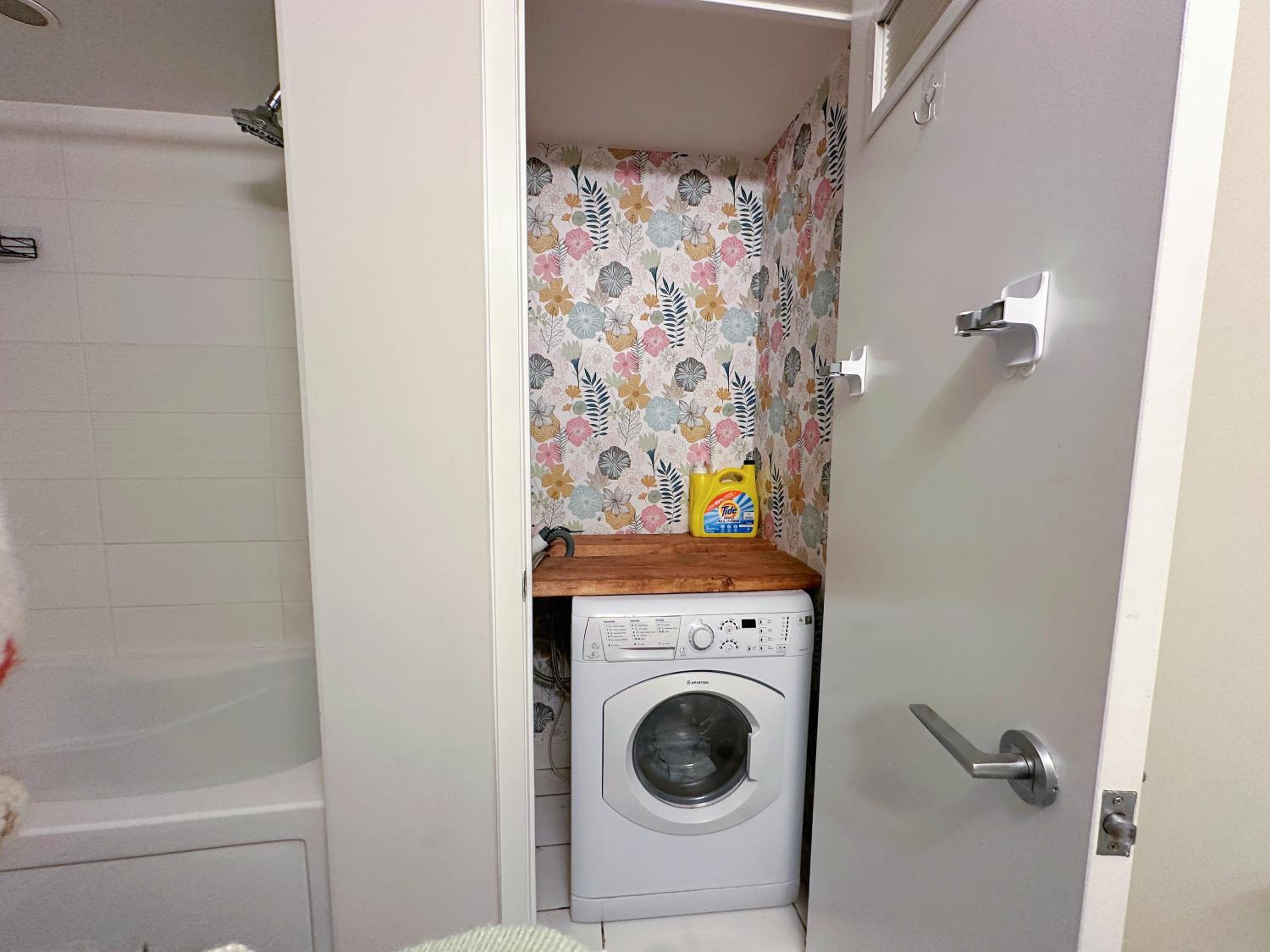 Downtown 2 bedroom Gem with Free Parking
