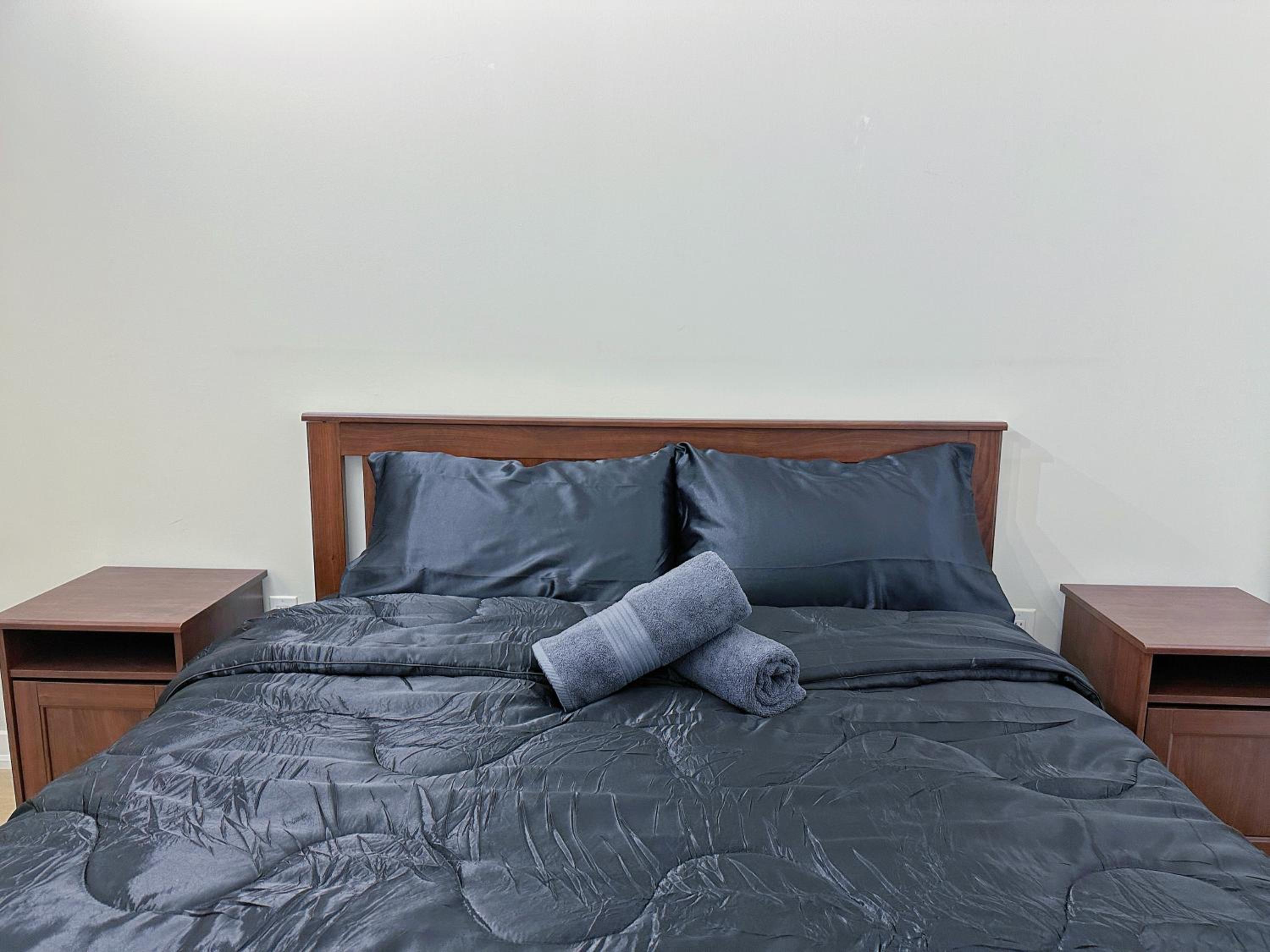 Downtown 2 bedroom Gem with Free Parking
