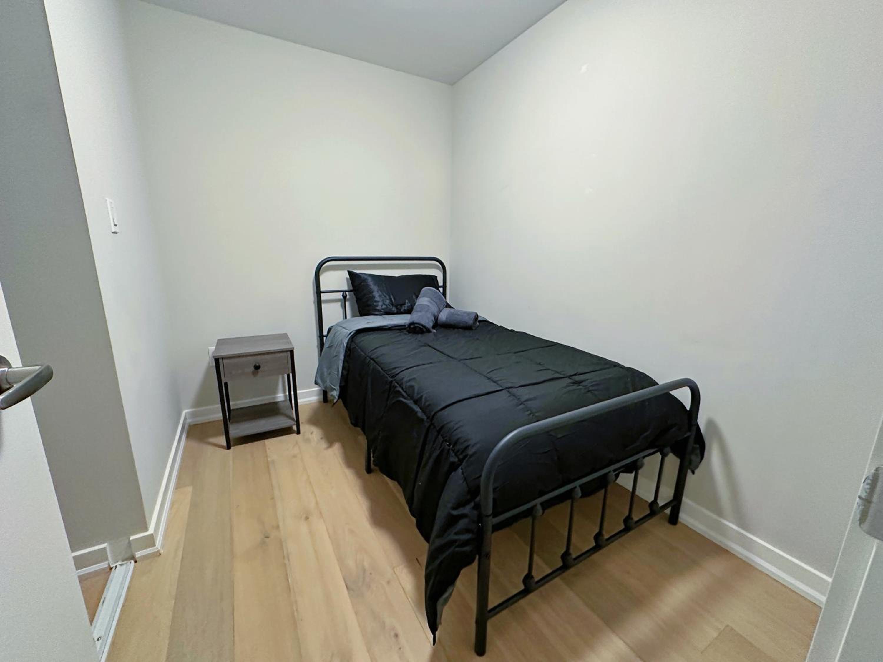 Downtown 2 bedroom Gem with Free Parking