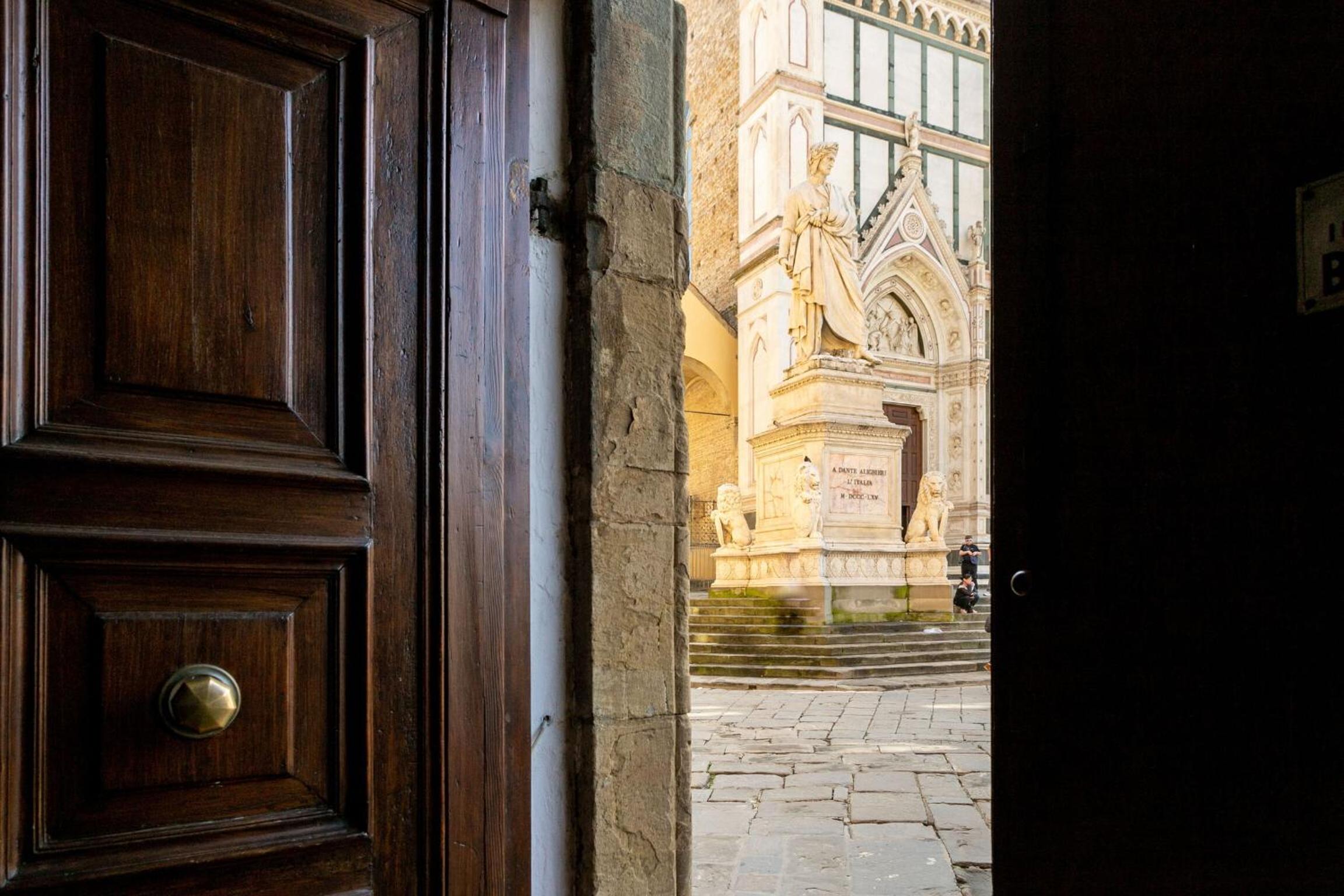Santa Croce Dante's View Apartment with Terrace by Halldis
