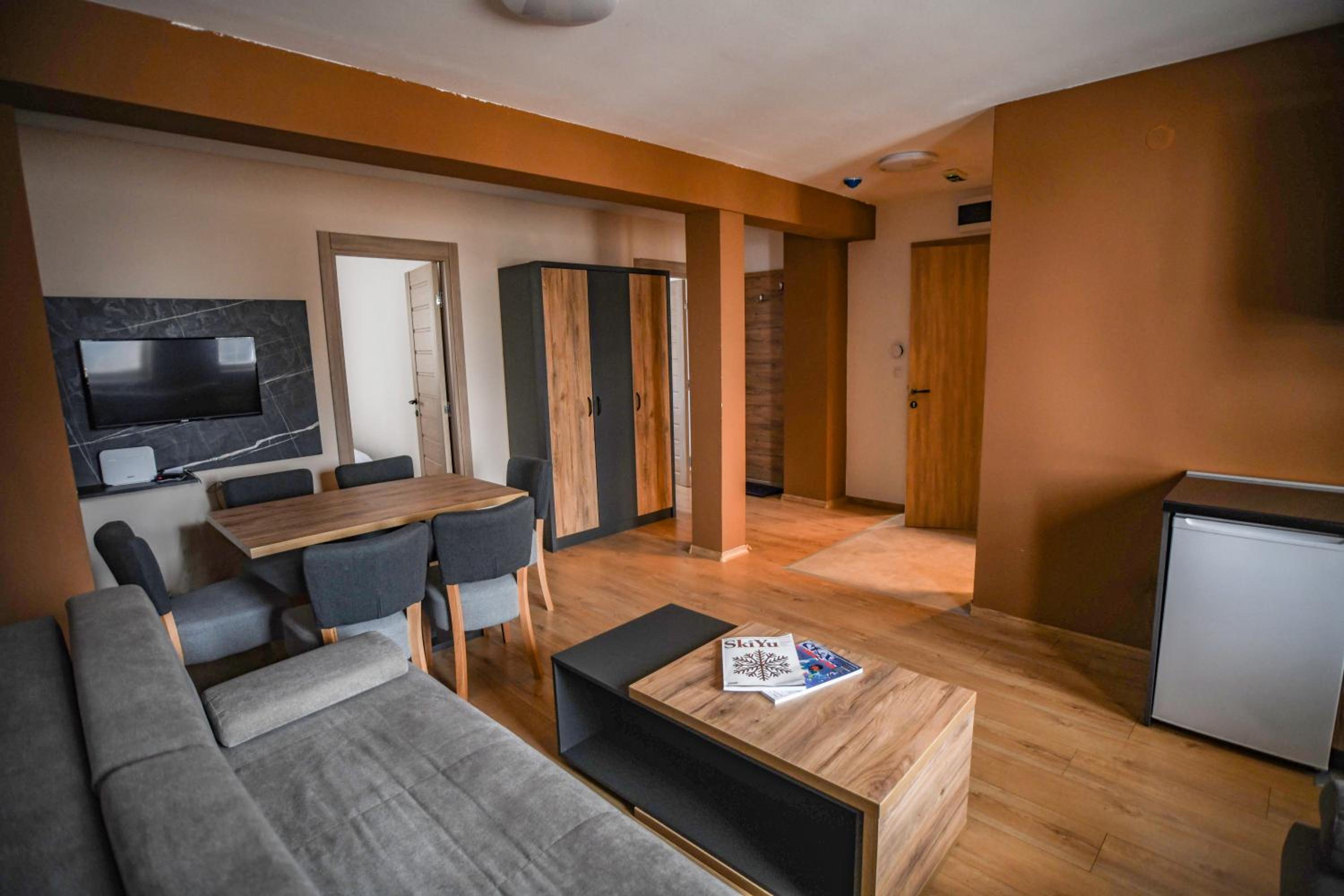 Apartments and rooms Max-Well