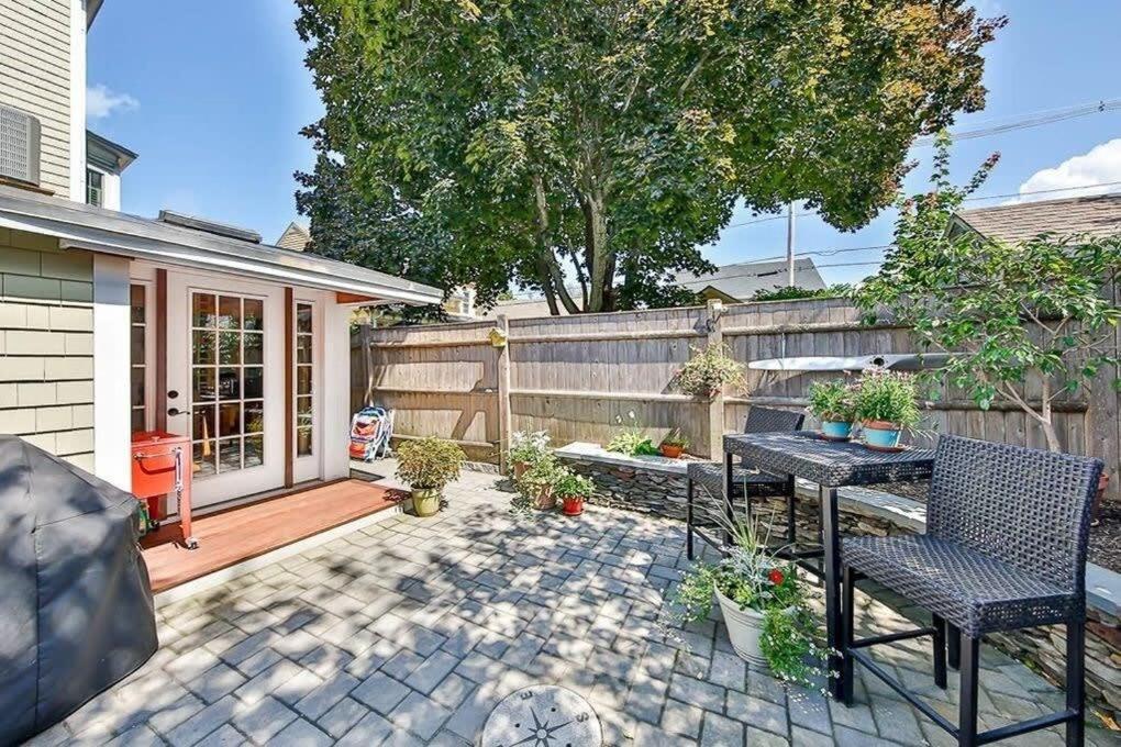 Historic Downtown Townhouse Beautiful Kitchen Parking