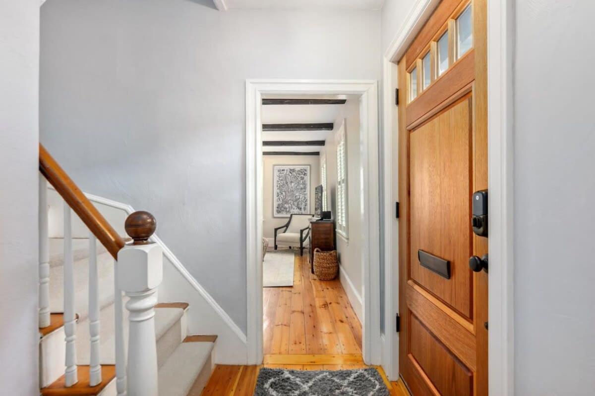 Historic Downtown Townhouse Beautiful Kitchen Parking