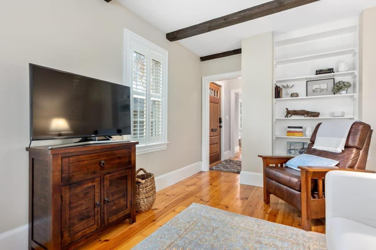 Historic Downtown Townhouse Beautiful Kitchen Parking, photo 13