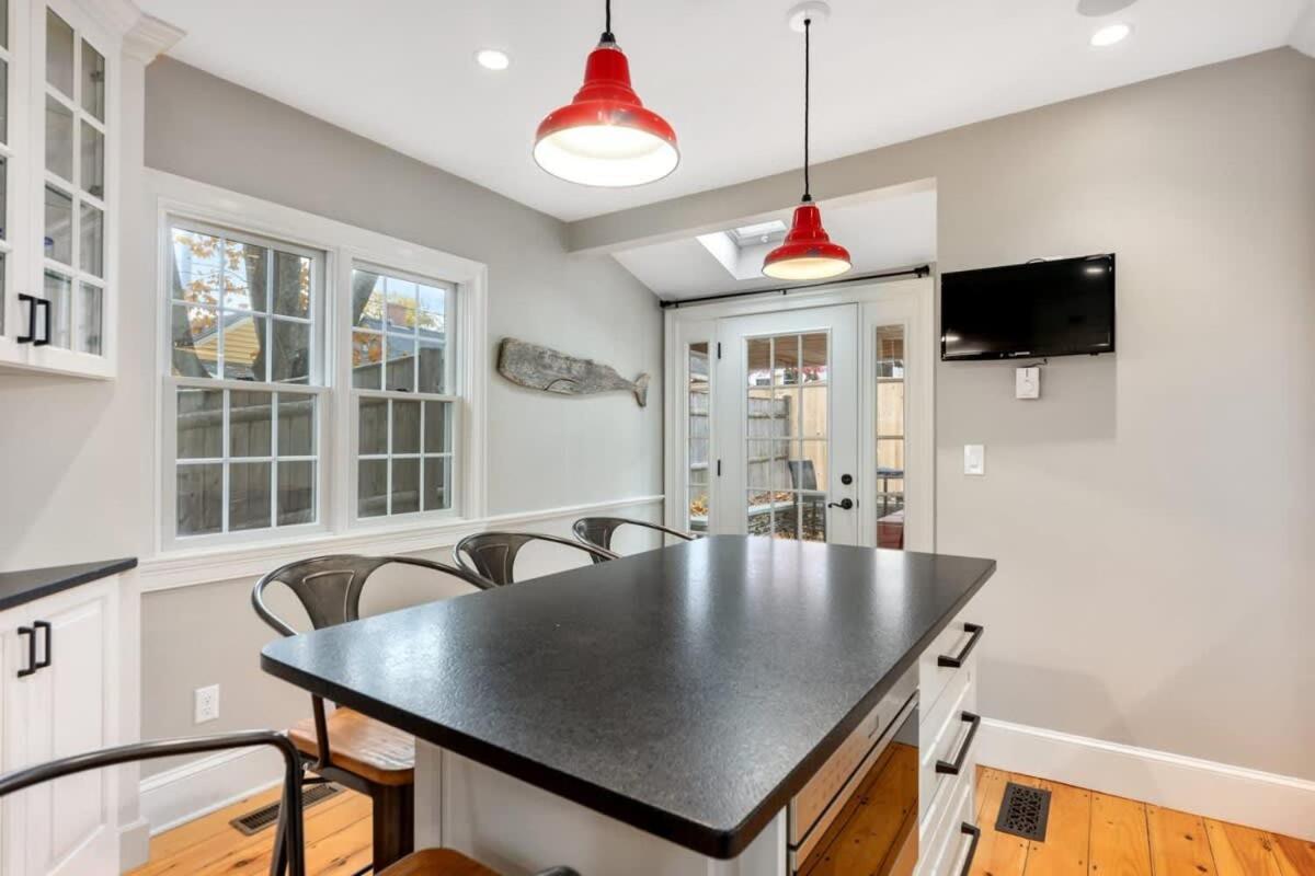 Historic Downtown Townhouse Beautiful Kitchen Parking, photo 23