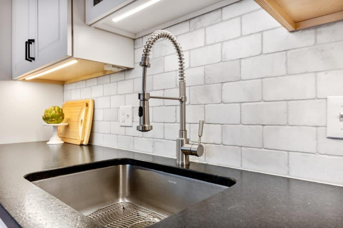 Historic Downtown Townhouse Beautiful Kitchen Parking, photo 29
