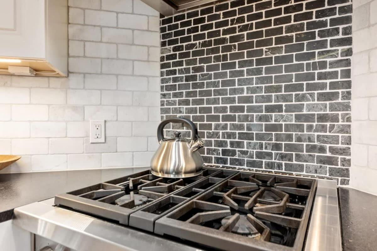 Historic Downtown Townhouse Beautiful Kitchen Parking, photo 37