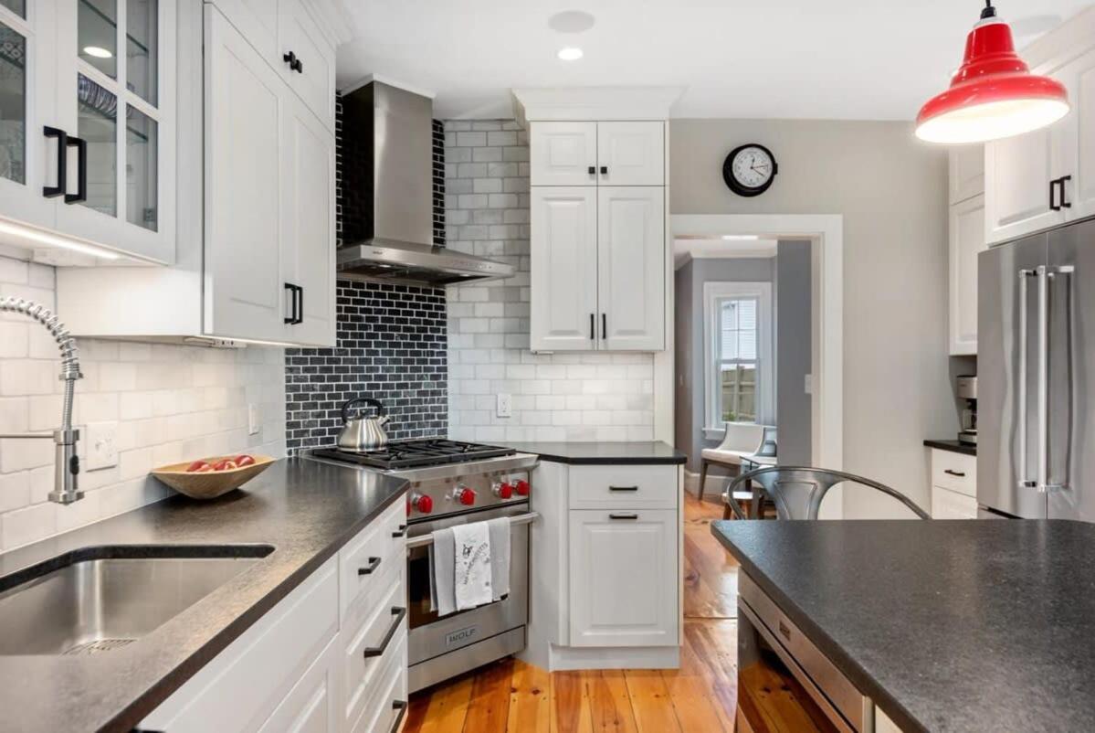 Historic Downtown Townhouse Beautiful Kitchen Parking, photo 31
