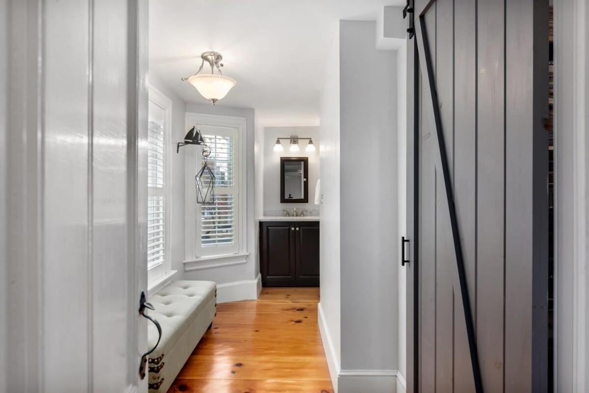 Historic Downtown Townhouse Beautiful Kitchen Parking, photo 2