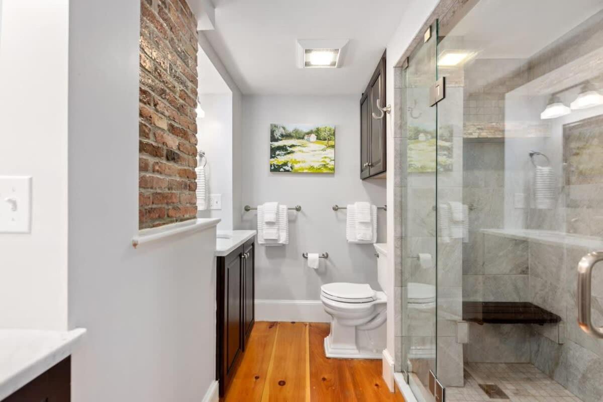 Historic Downtown Townhouse Beautiful Kitchen Parking, photo 34