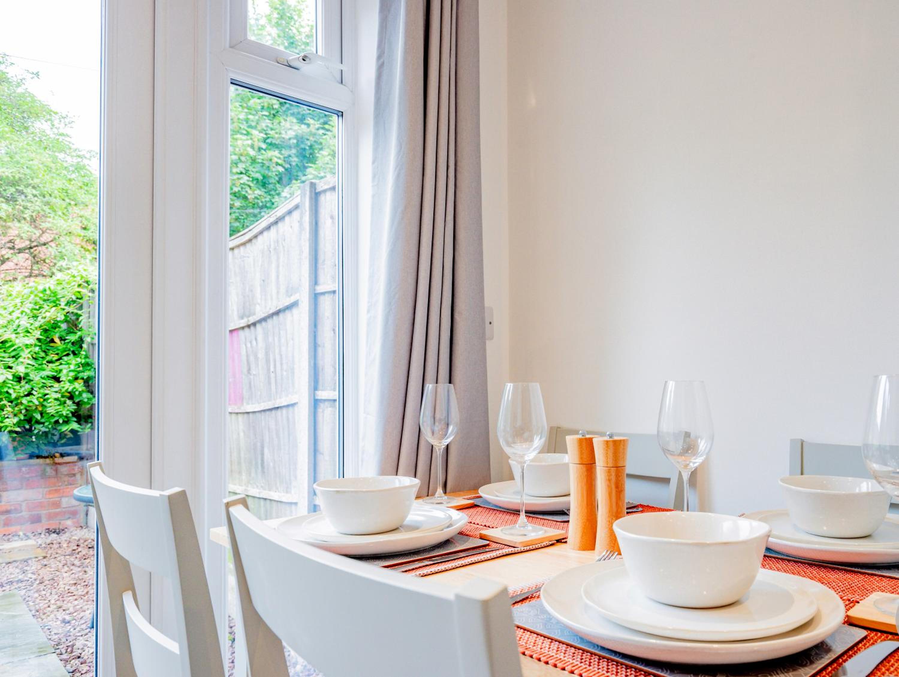 Easy Access - 500m to City - Garden Area
