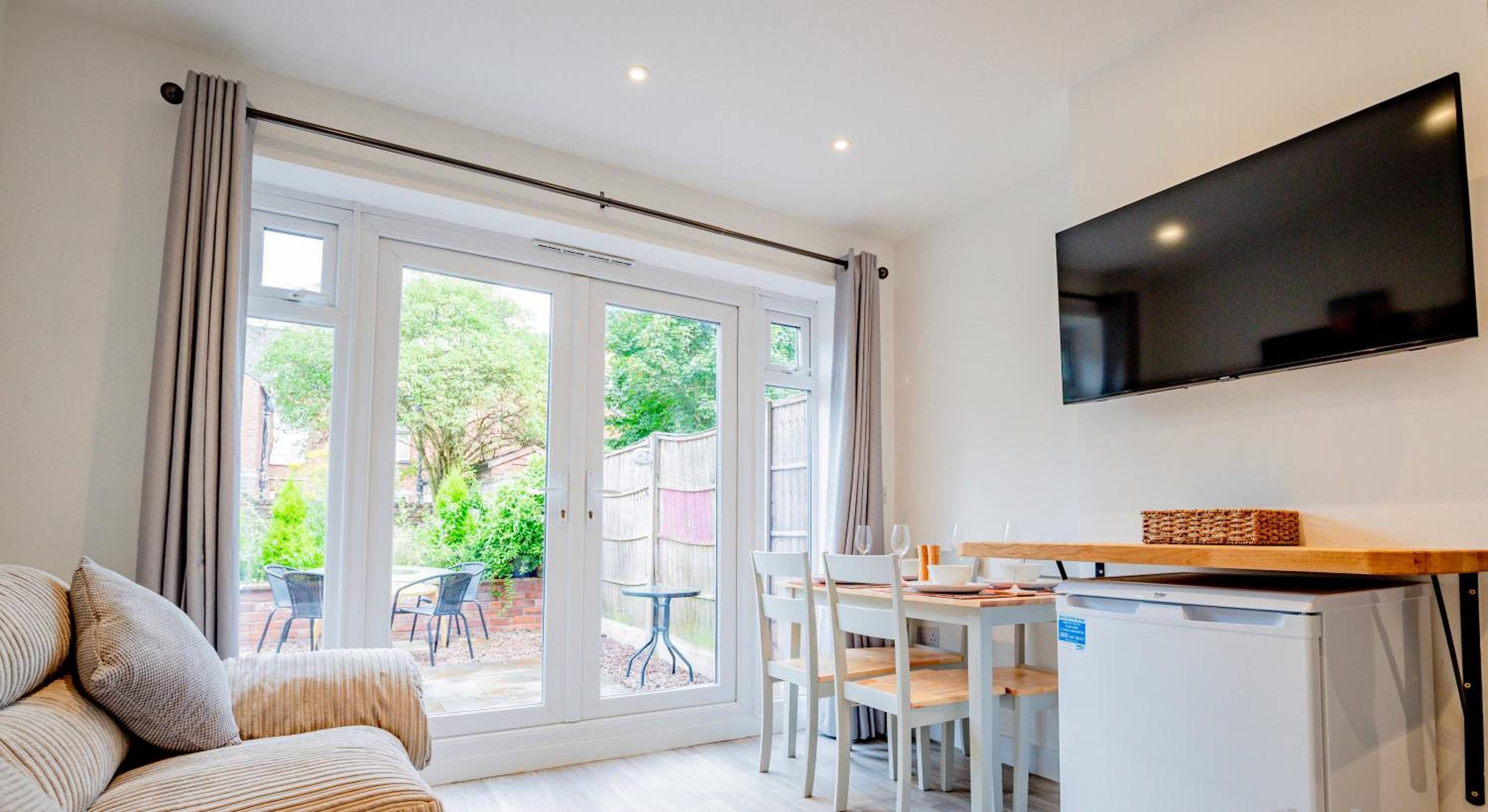 Easy Access - 500m to City - Garden Area