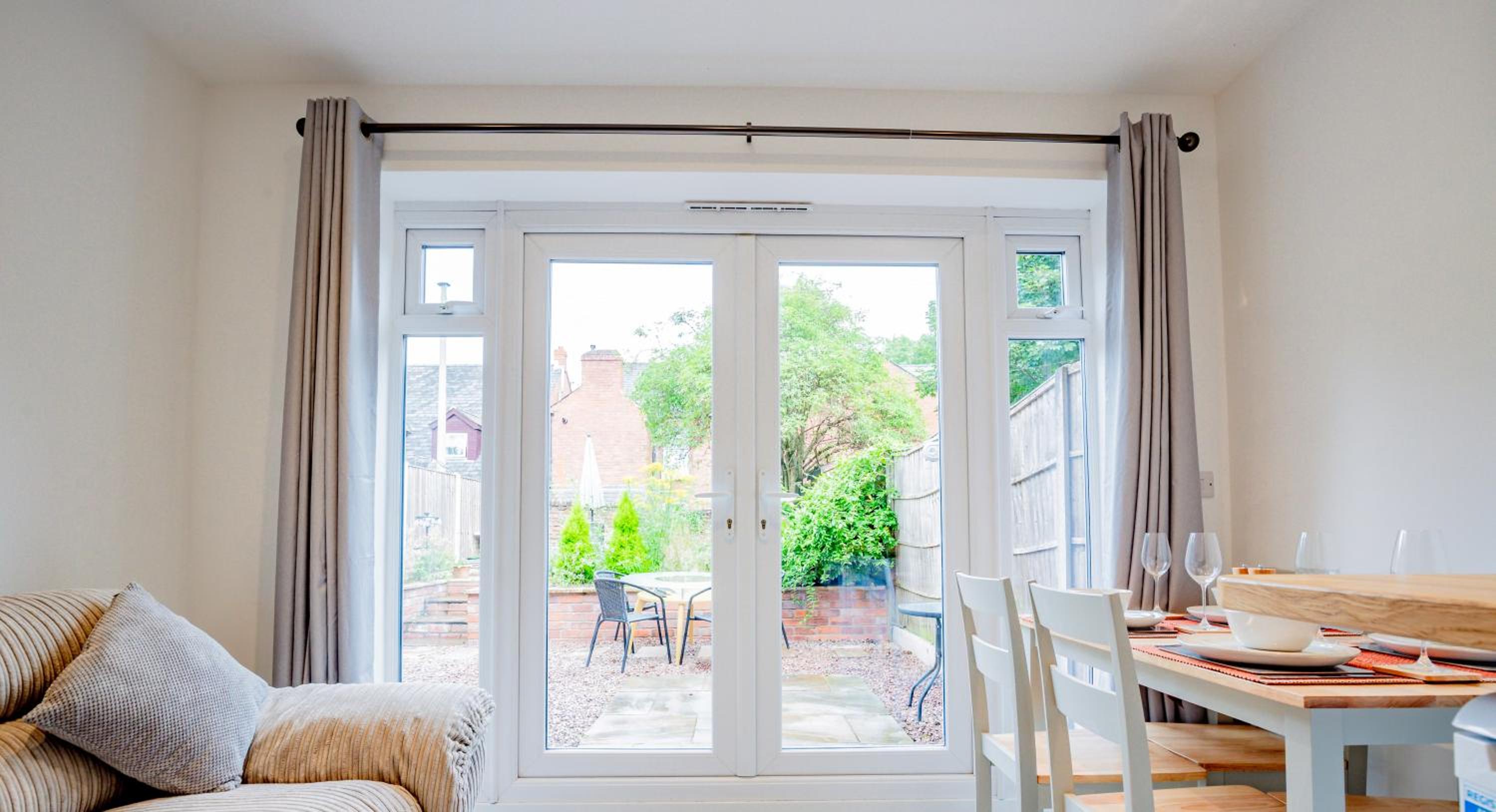 Easy Access - 500m to City - Garden Area