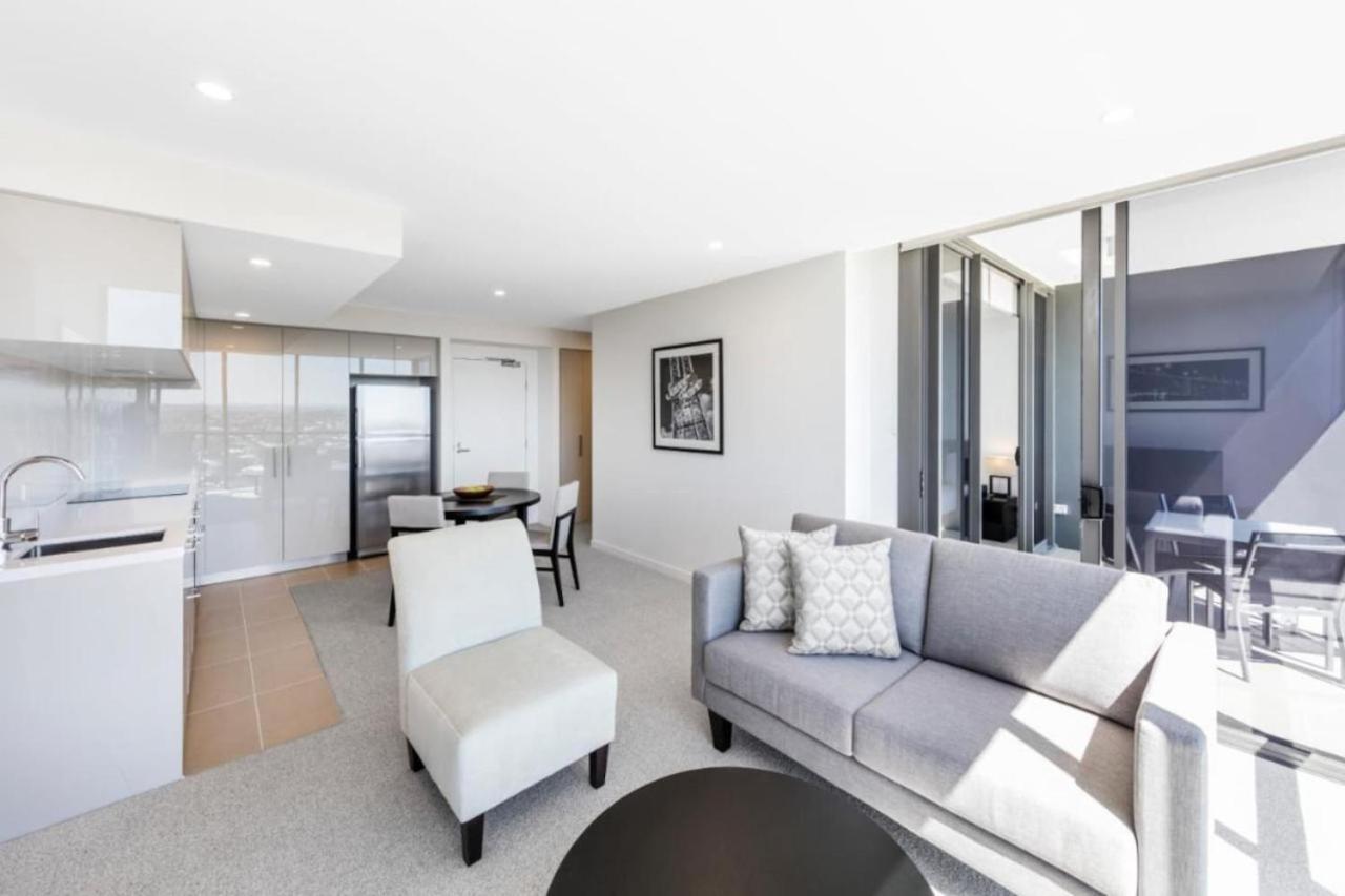 Amazing 2BR delicate Apt, 1min to train station