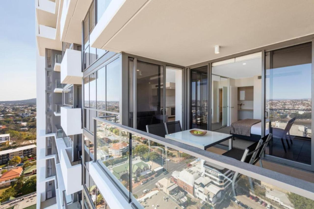 Amazing 2BR delicate Apt, 1min to train station